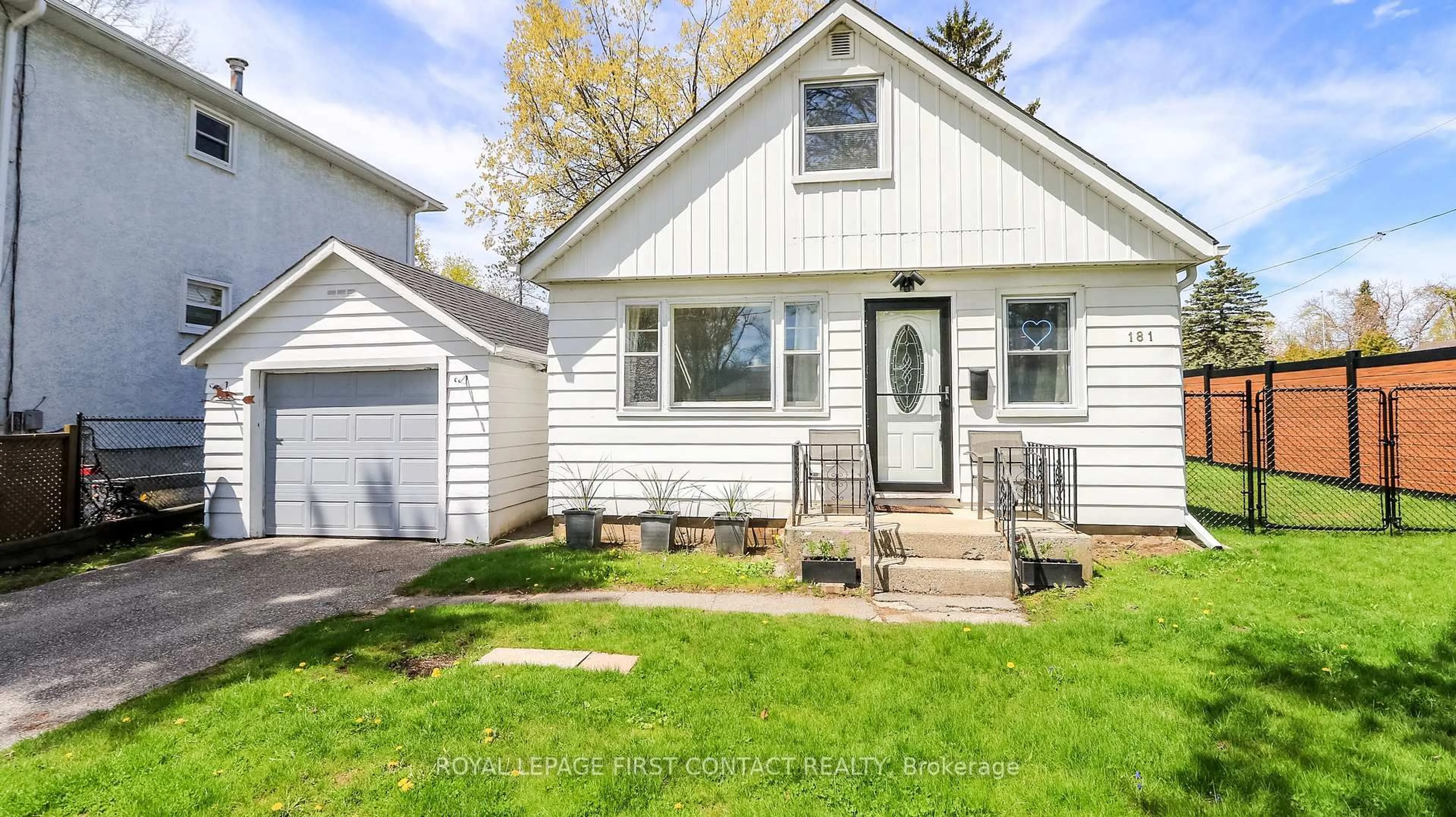 Home with vinyl exterior material, street for 181 Napier St, Barrie Ontario L4M 1W9