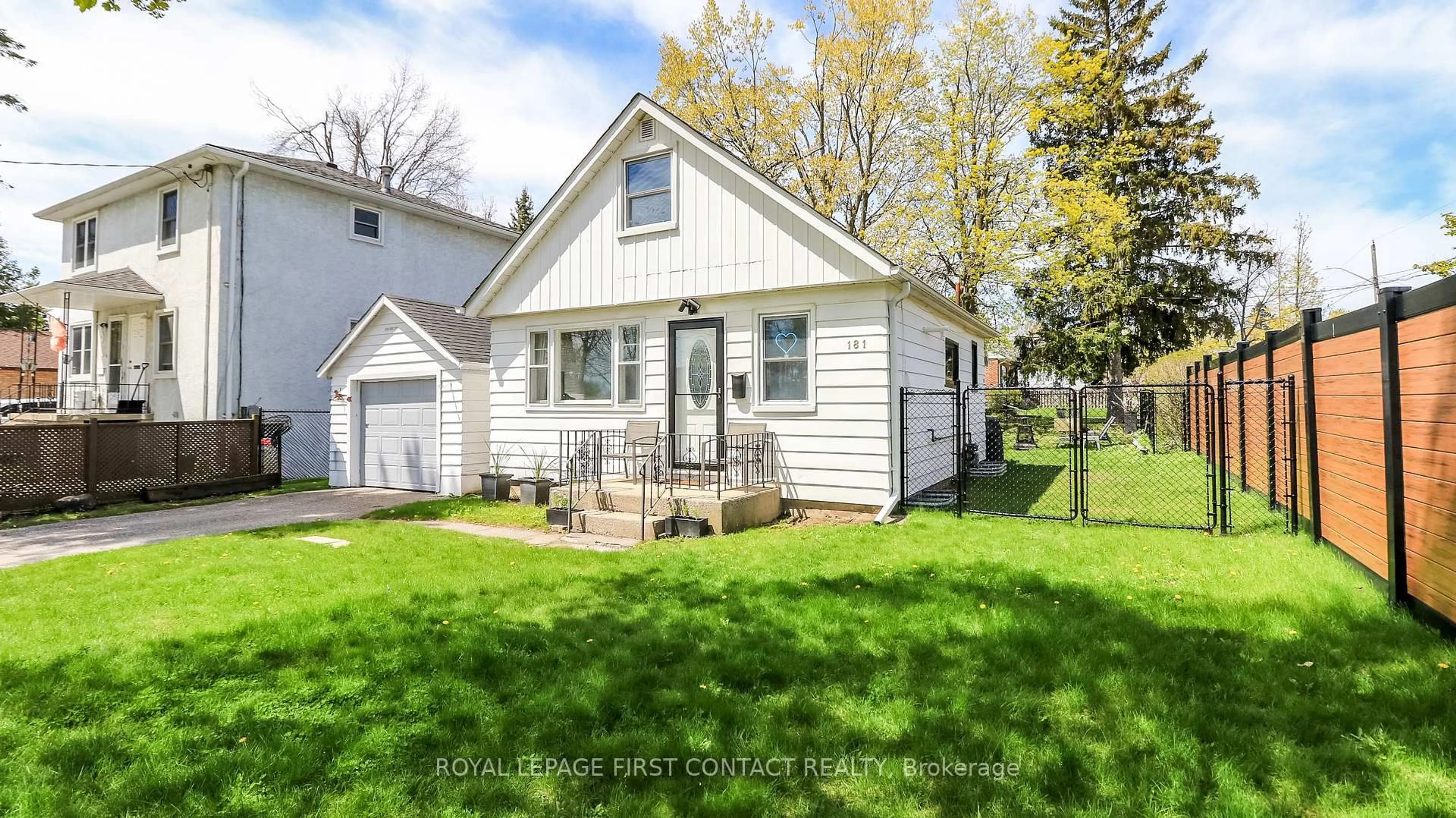 Home with vinyl exterior material, street for 181 Napier St, Barrie Ontario L4M 1W9