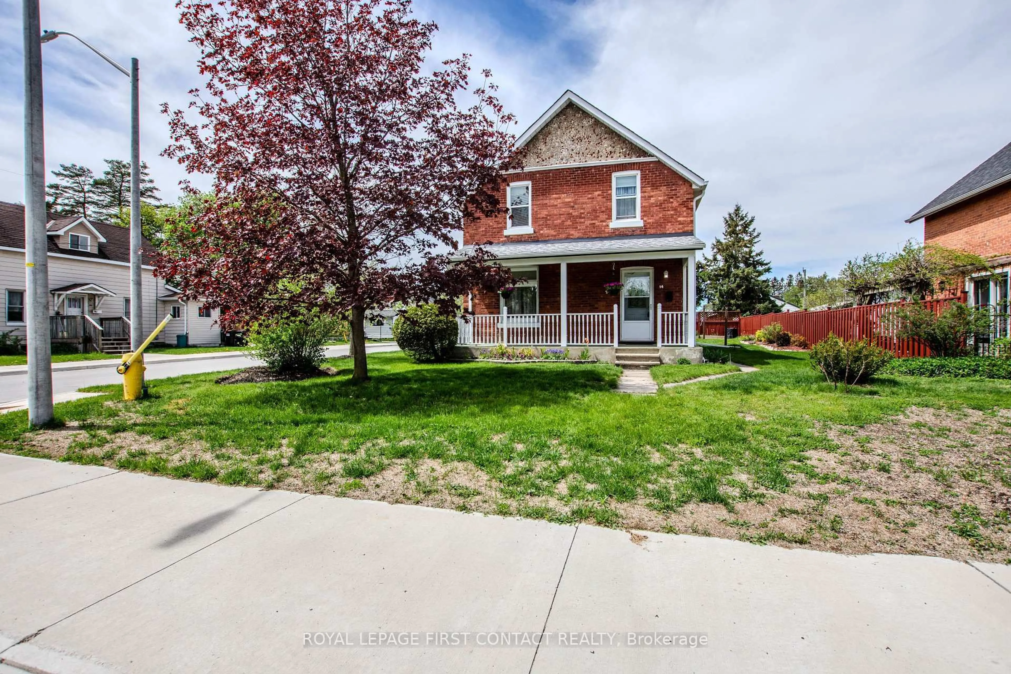 A pic from outside/outdoor area/front of a property/back of a property/a pic from drone, street for 14 Frederick St, Barrie Ontario L4N 2L5