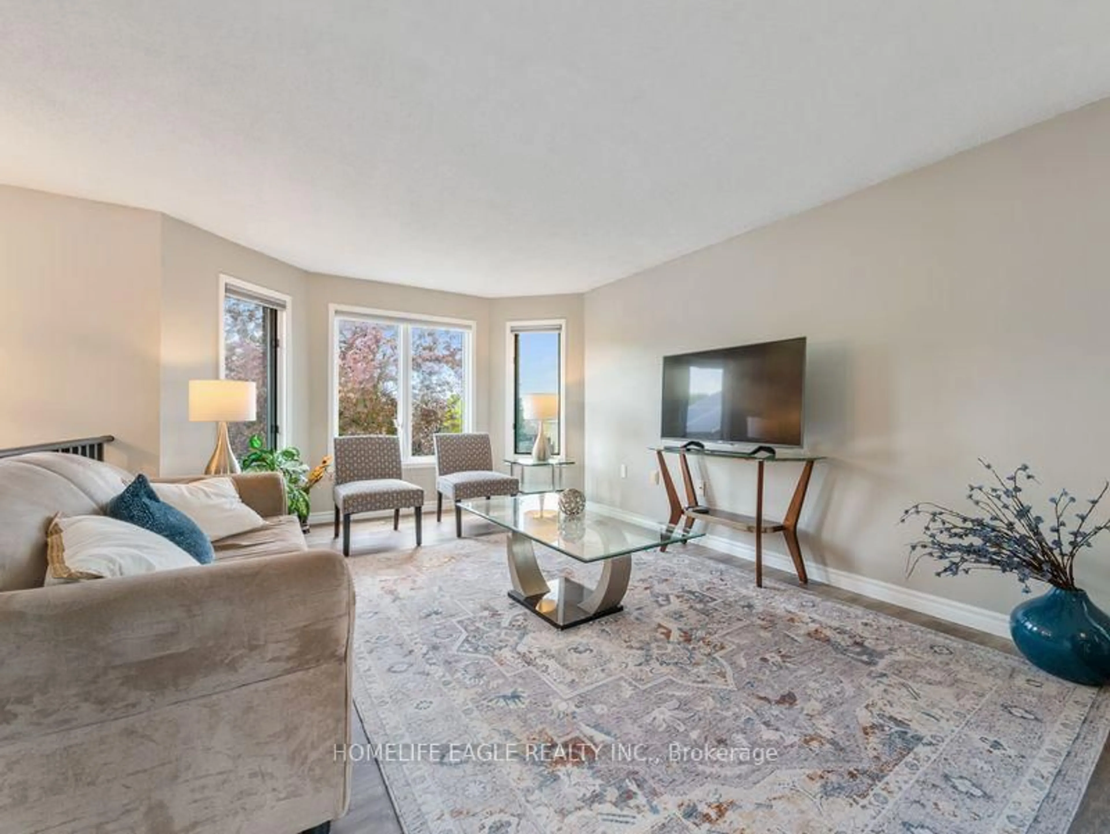 Living room with furniture, unknown for 18 Nugent Crt, Barrie Ontario L4N 7A9