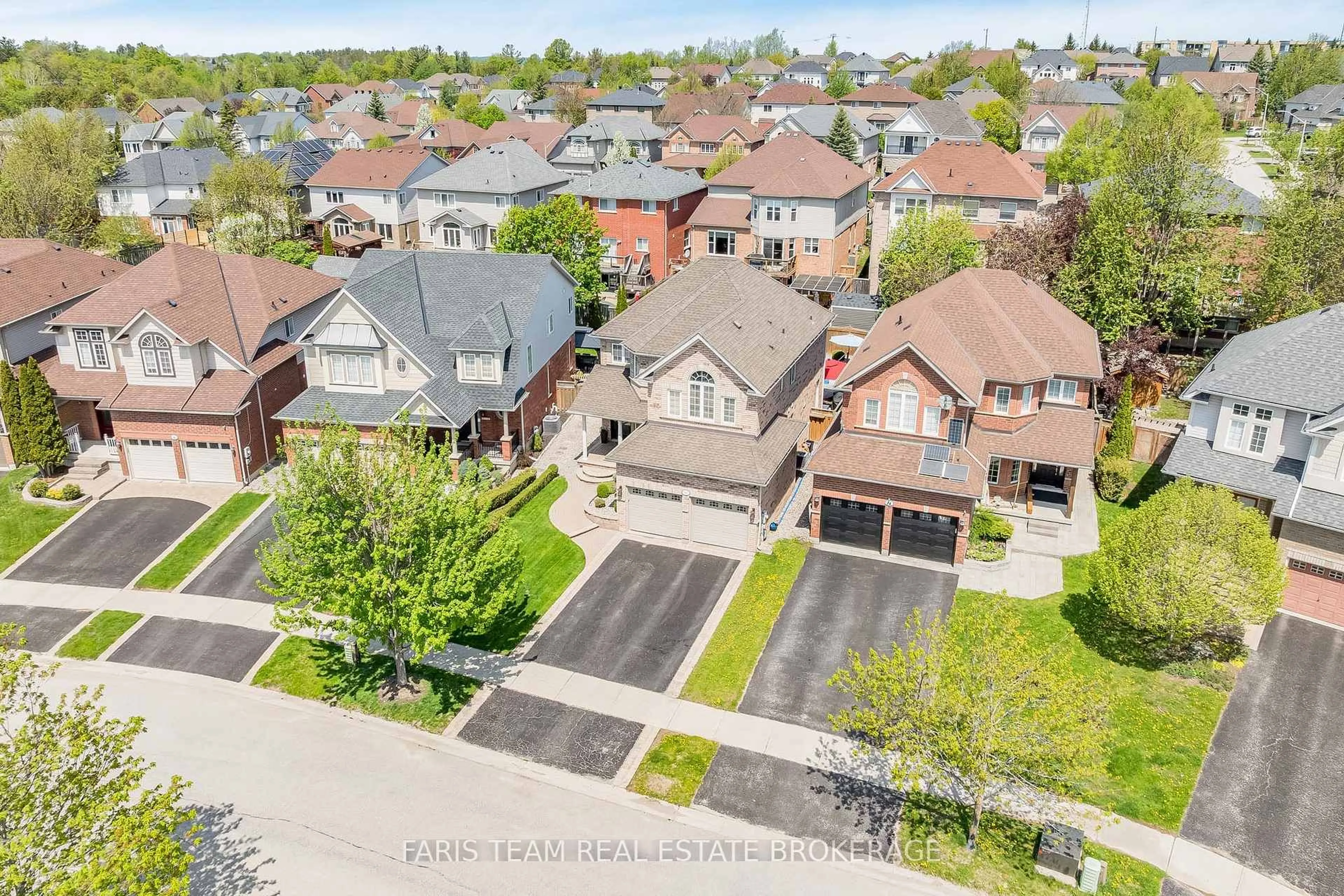 A pic from outside/outdoor area/front of a property/back of a property/a pic from drone, street for 12 Kensington Tr, Barrie Ontario L4N 0K5