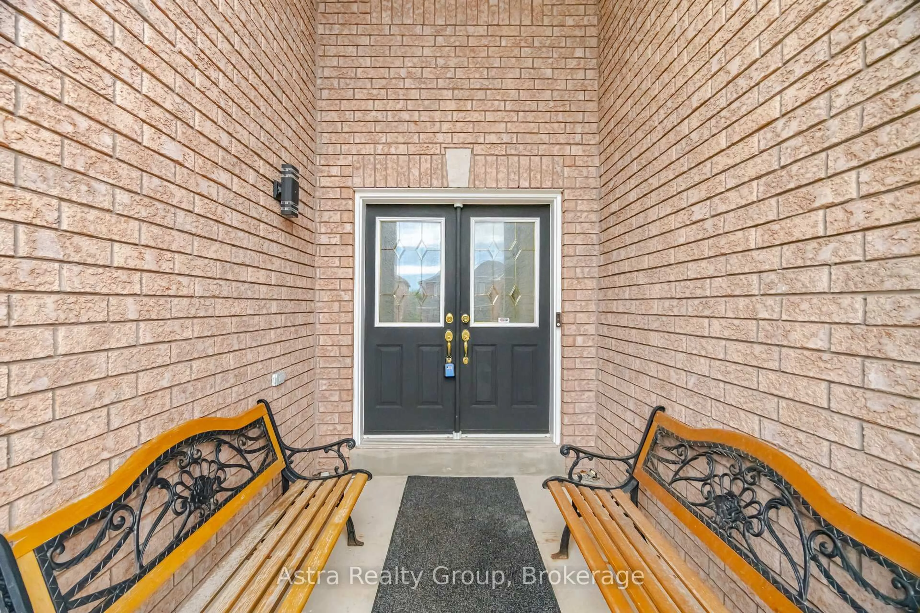 Indoor entryway for 3 Imperial Crown Lane, Barrie Ontario L4N 0T3