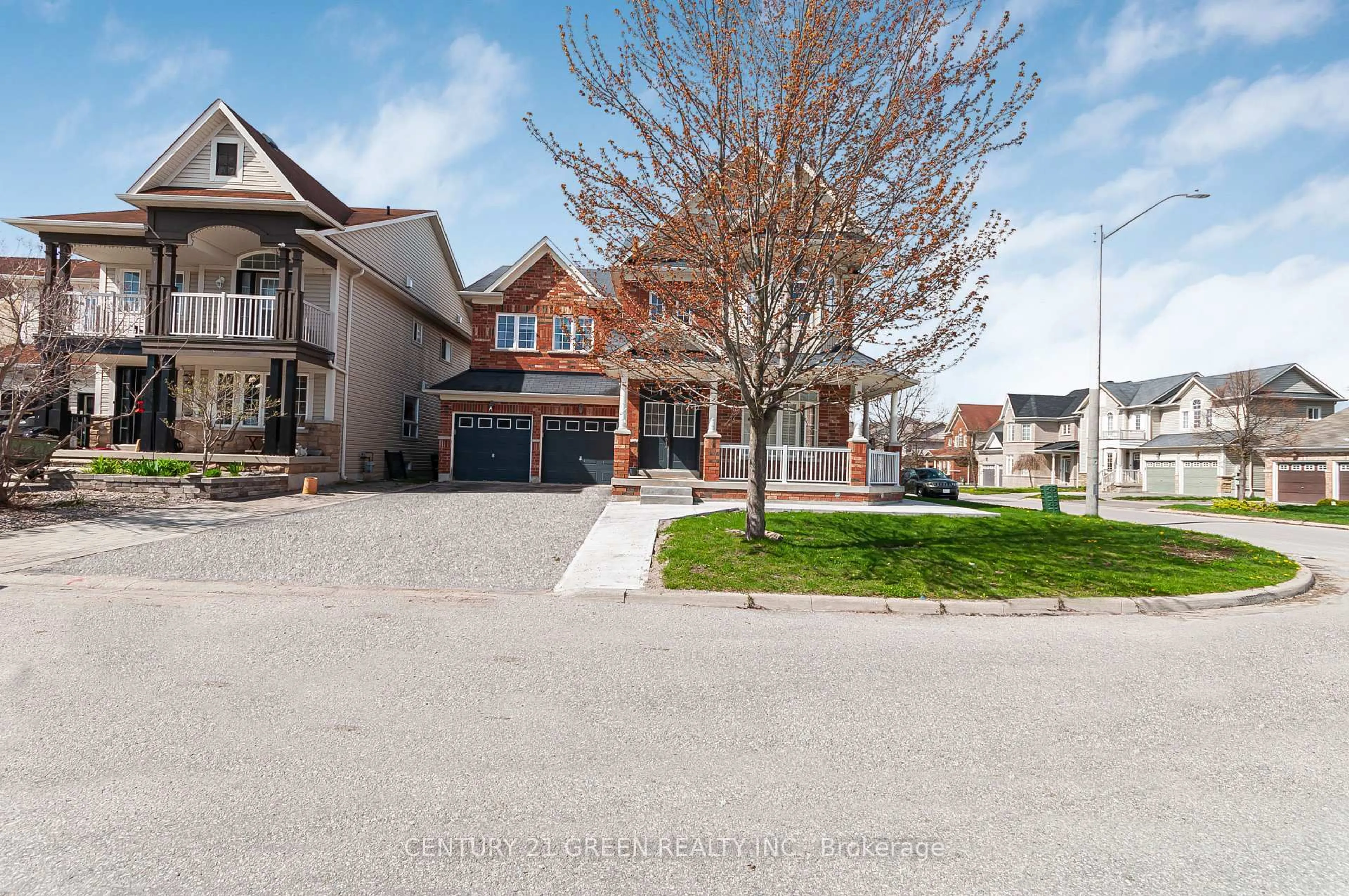 A pic from outside/outdoor area/front of a property/back of a property/a pic from drone, street for 83 Diana Way, Barrie Ontario L4M 7J1