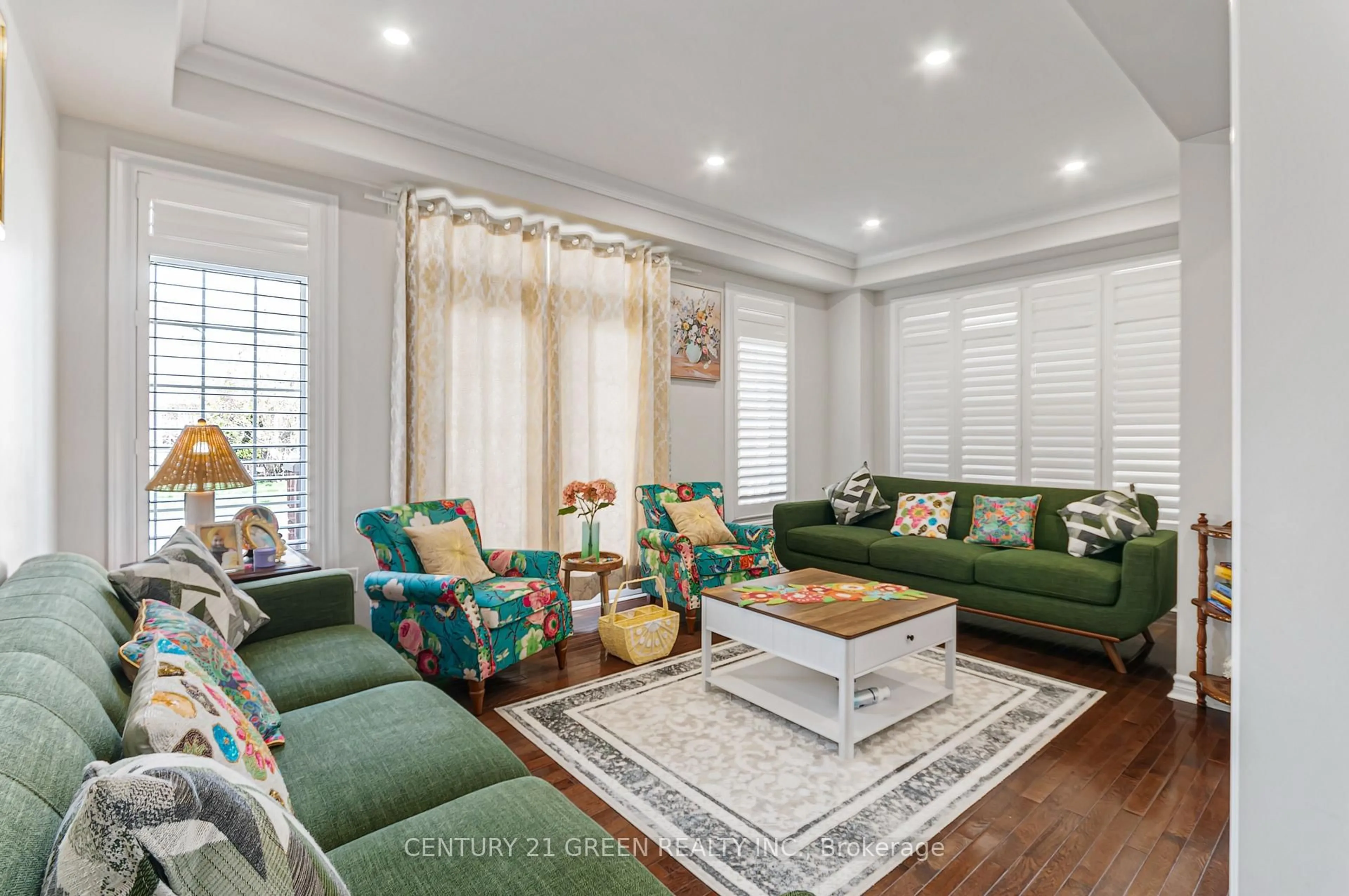 Living room with furniture, unknown for 83 Diana Way, Barrie Ontario L4M 7J1