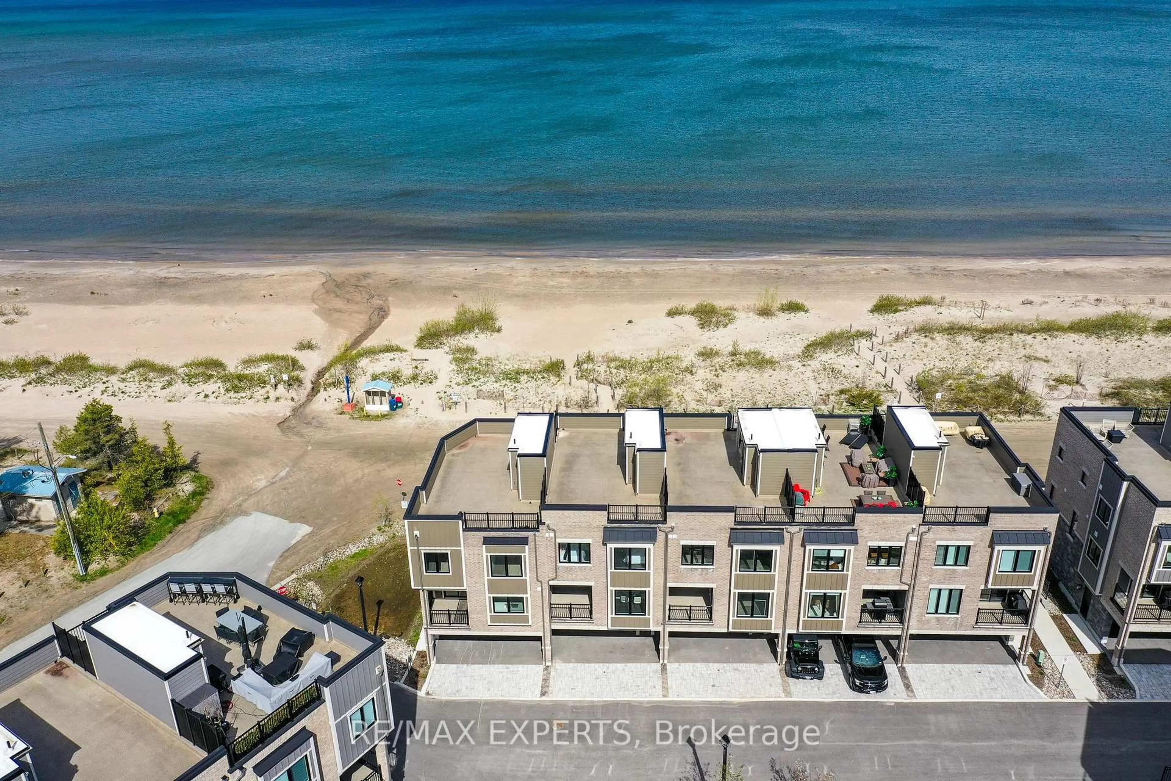 A pic from outside/outdoor area/front of a property/back of a property/a pic from drone, water/lake/river/ocean view for 7 Julia Circ, Wasaga Beach Ontario L9Z 2M4