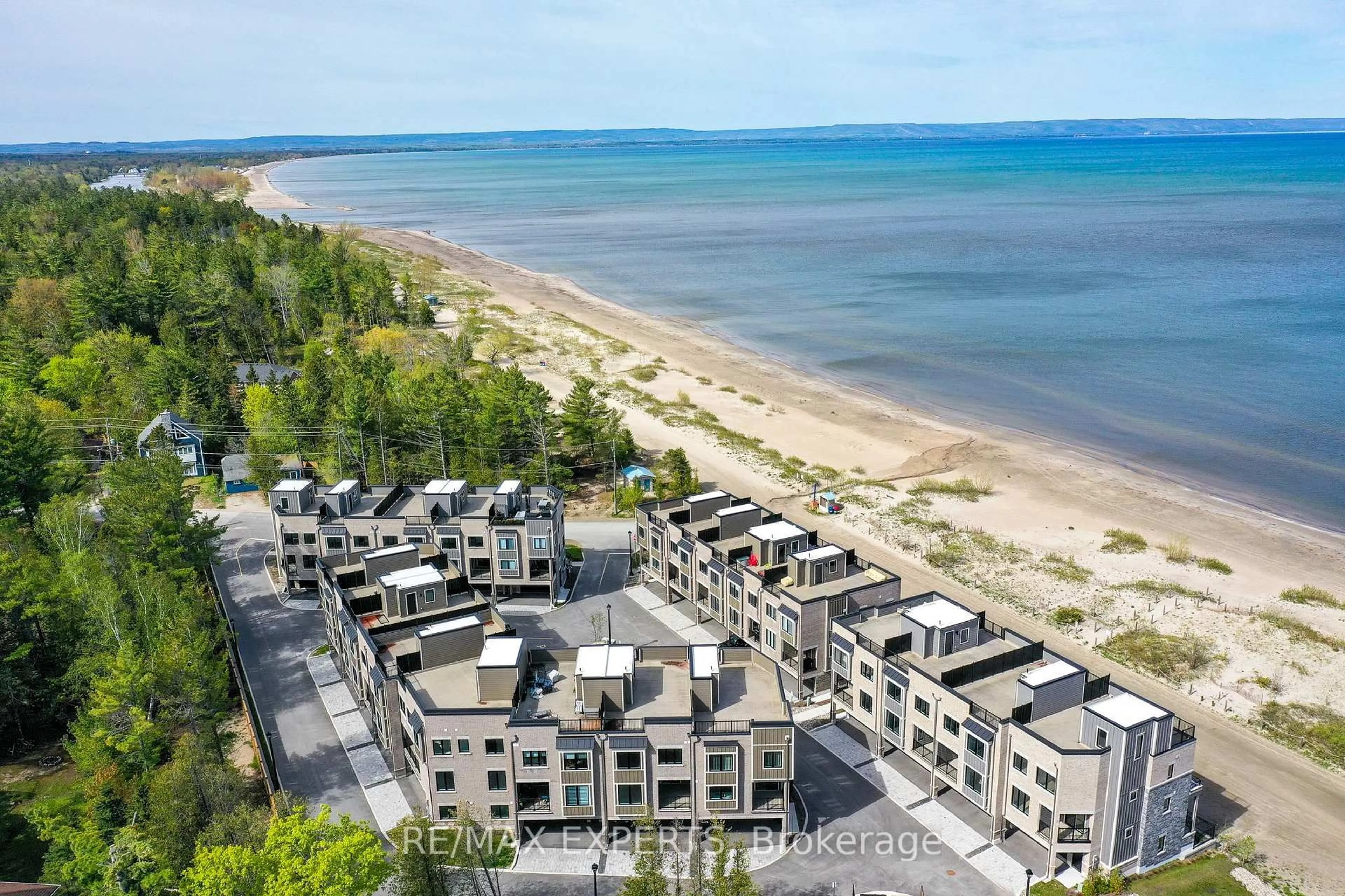 A pic from outside/outdoor area/front of a property/back of a property/a pic from drone, water/lake/river/ocean view for 7 Julia Circ, Wasaga Beach Ontario L9Z 2M4