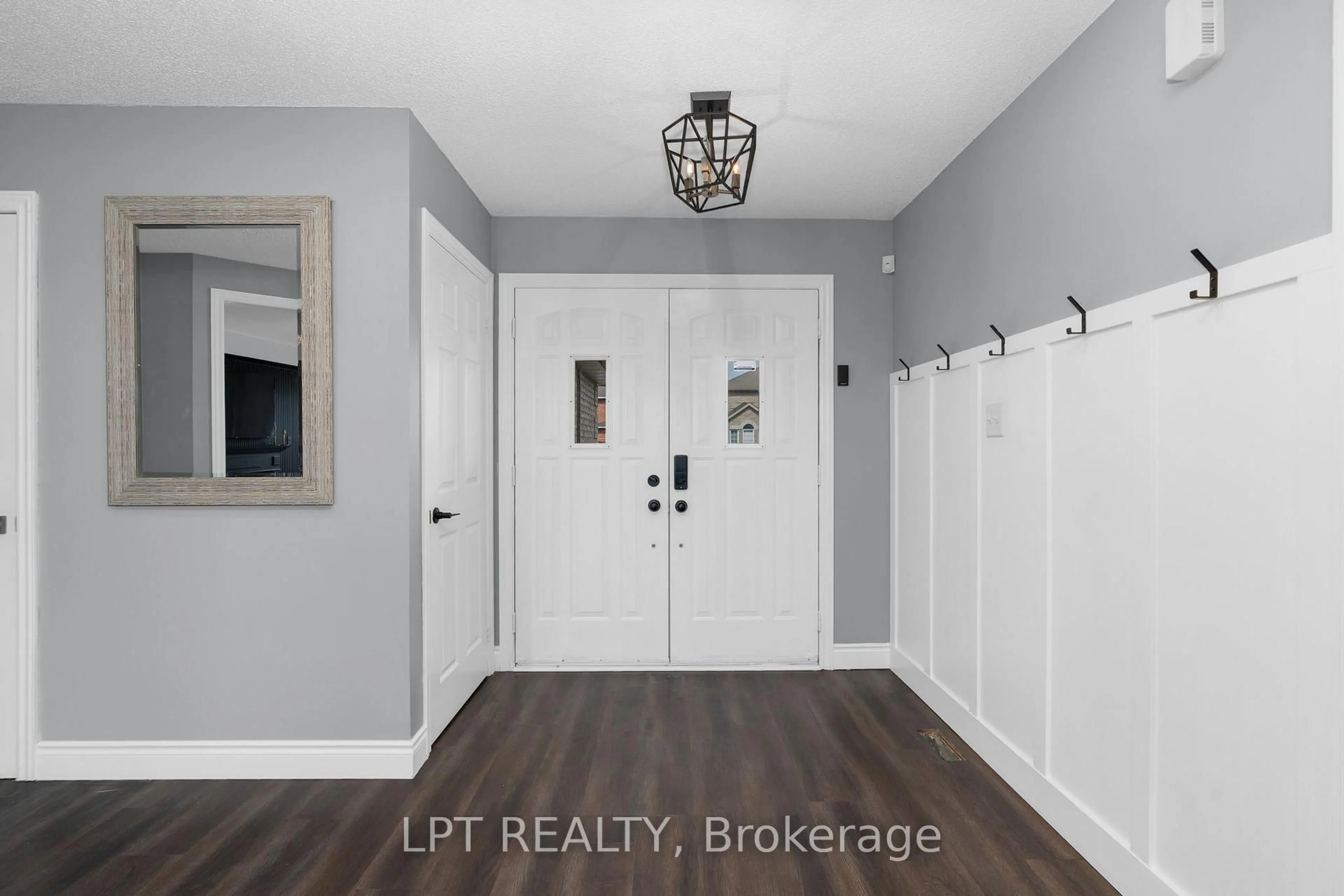 Indoor entryway for 47 Northview Cres, Barrie Ontario L4N 9T4