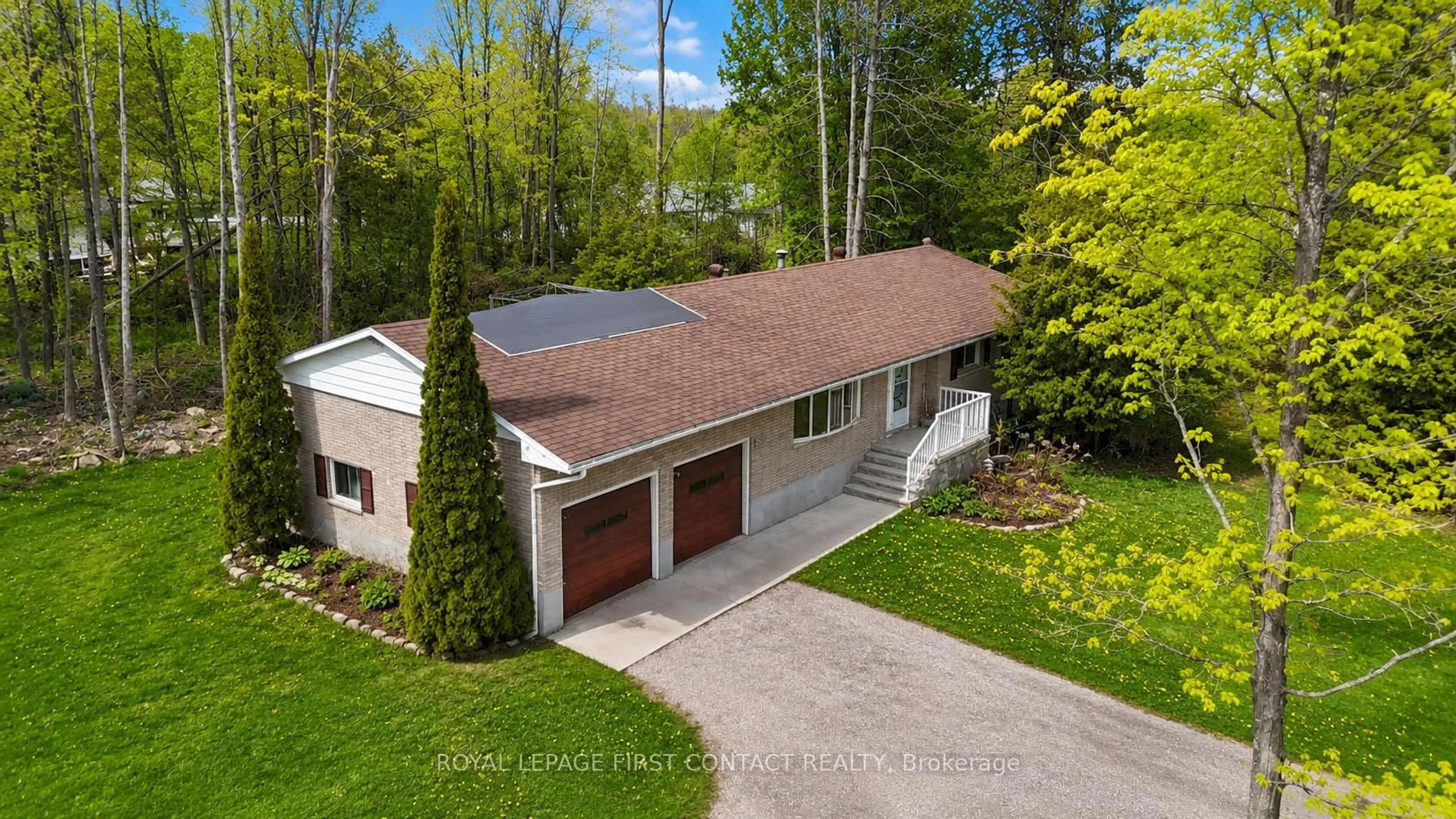 A pic from outside/outdoor area/front of a property/back of a property/a pic from drone, street for 303 Shoreline Dr, Oro-Medonte Ontario L0L 1T0