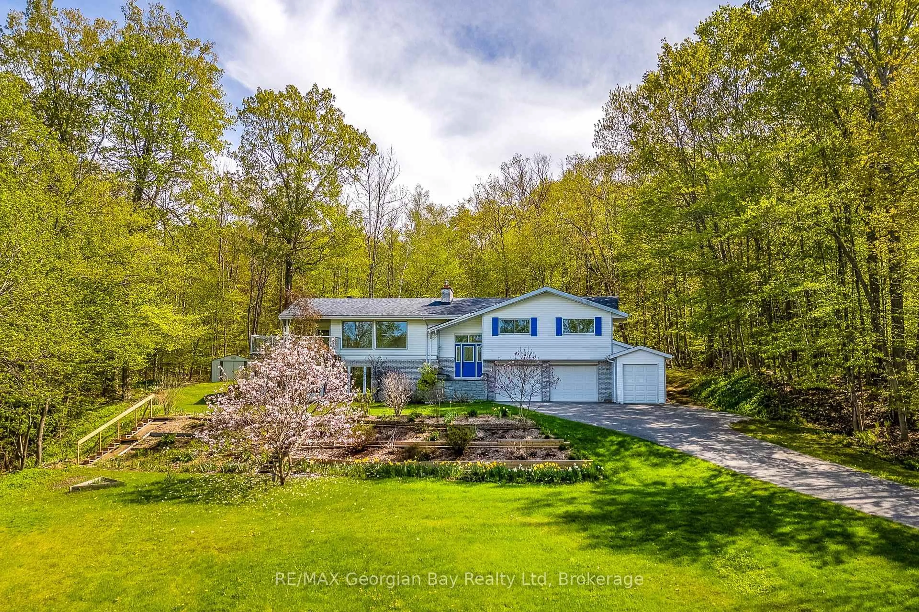 A pic from outside/outdoor area/front of a property/back of a property/a pic from drone, water/lake/river/ocean view for 125 Gilwood Park Dr, Penetanguishene Ontario L9M 1Z1