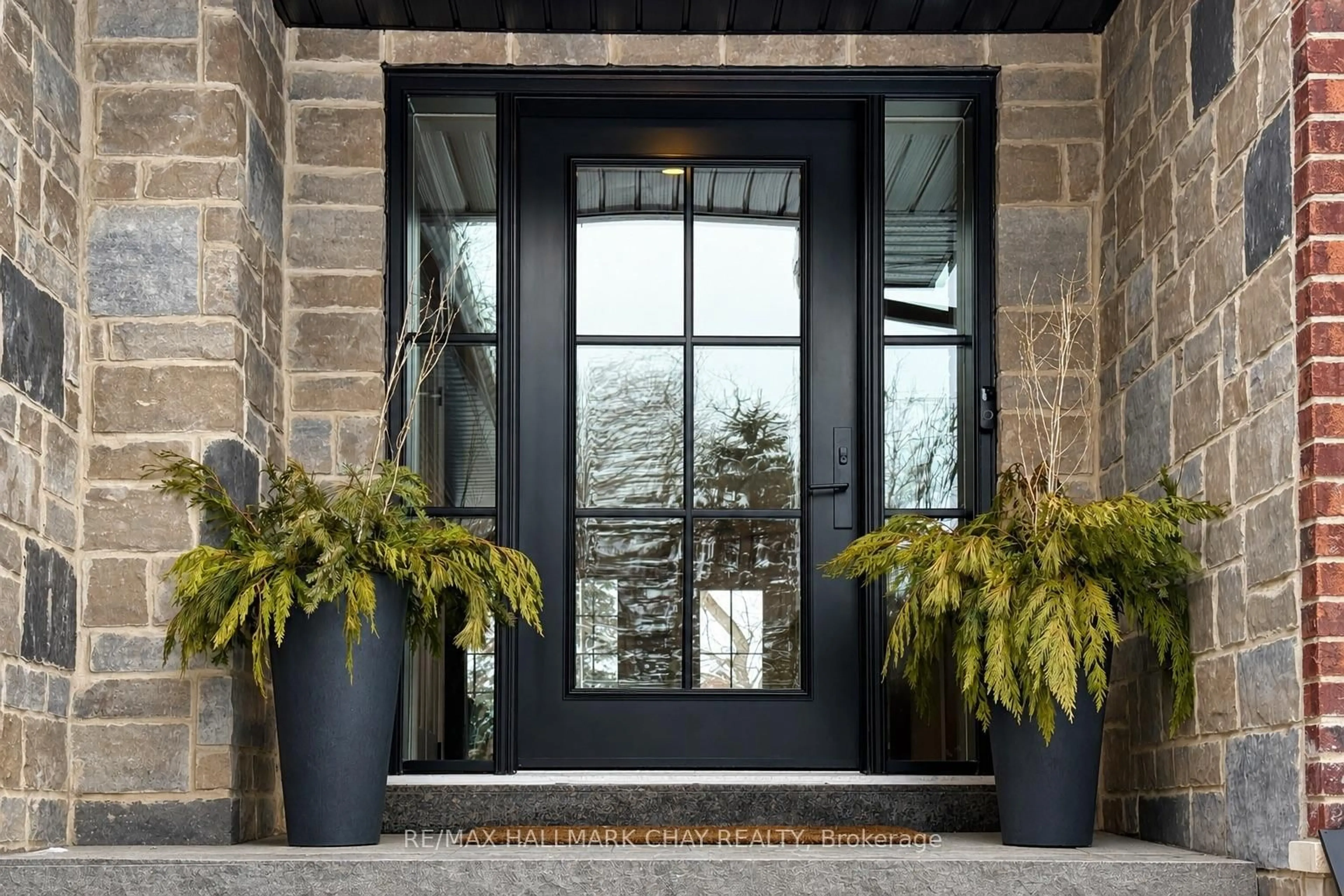 Indoor entryway for 32 Forest Hill Dr, Springwater Ontario L0L 1X0