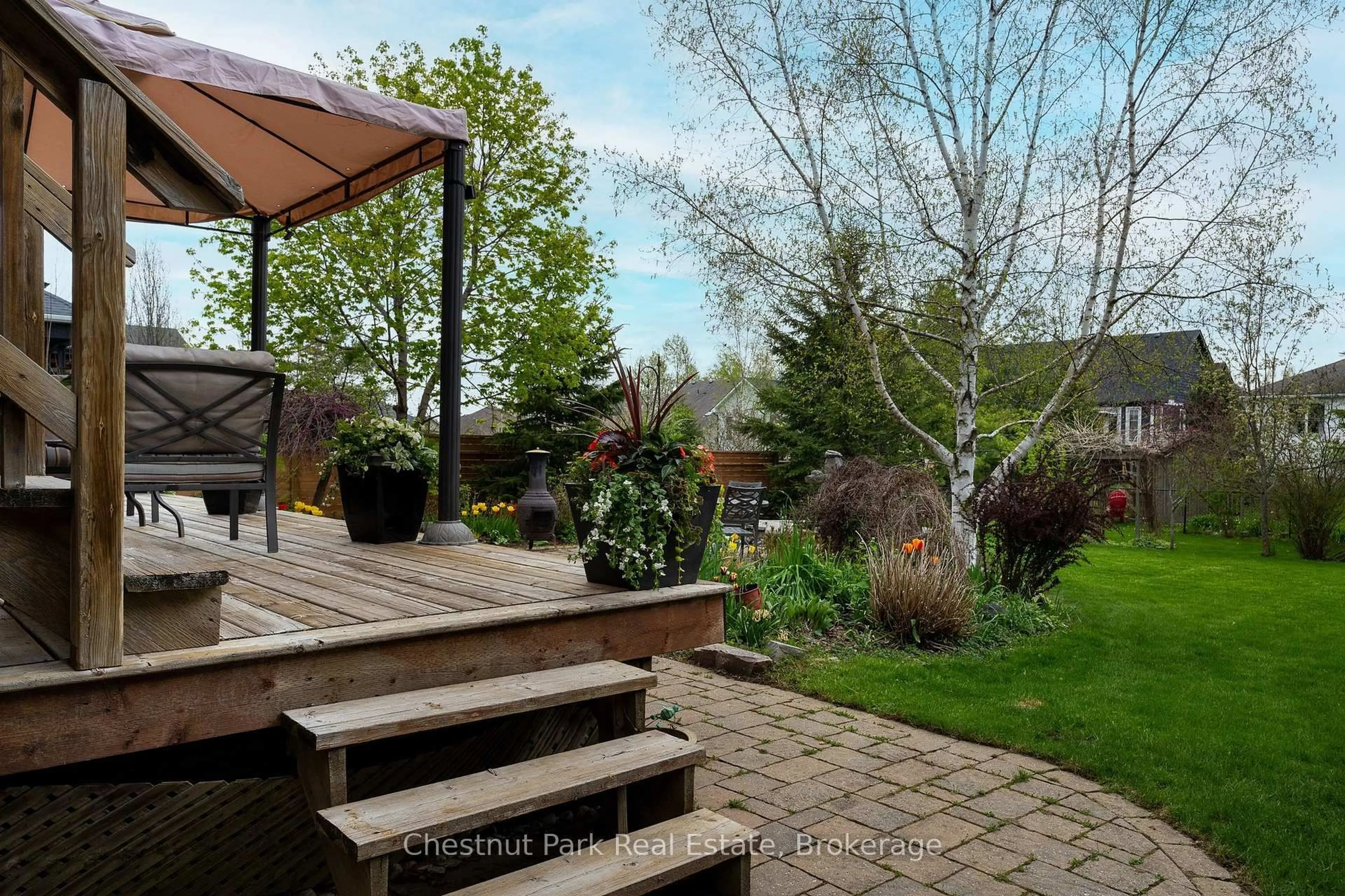 Patio, street for 82 Stanley St, Collingwood Ontario L9Y 0G7