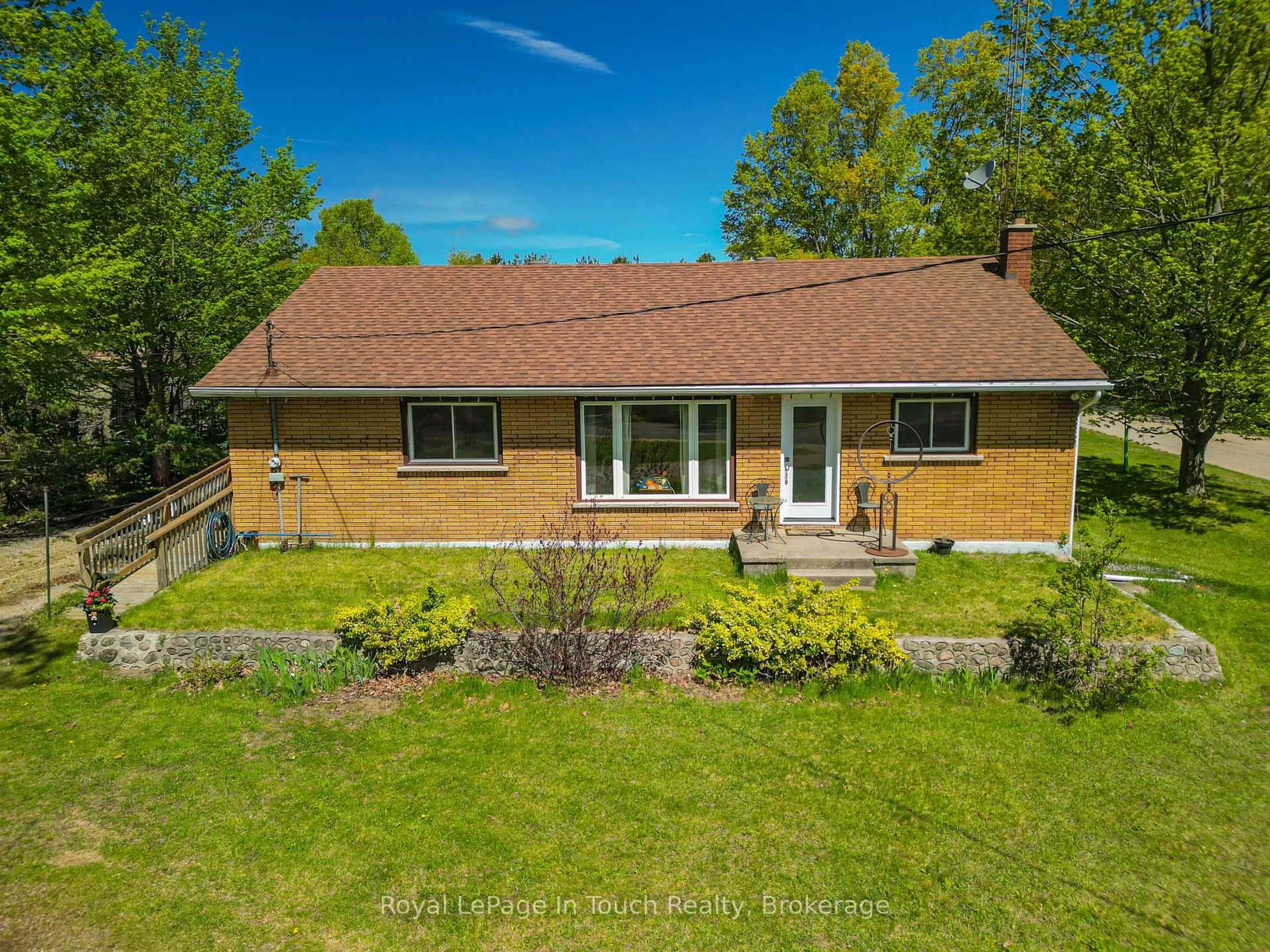 A pic from outside/outdoor area/front of a property/back of a property/a pic from drone, unknown for 859 CEDAR POINT Rd, Tiny Ontario L9M 0K2