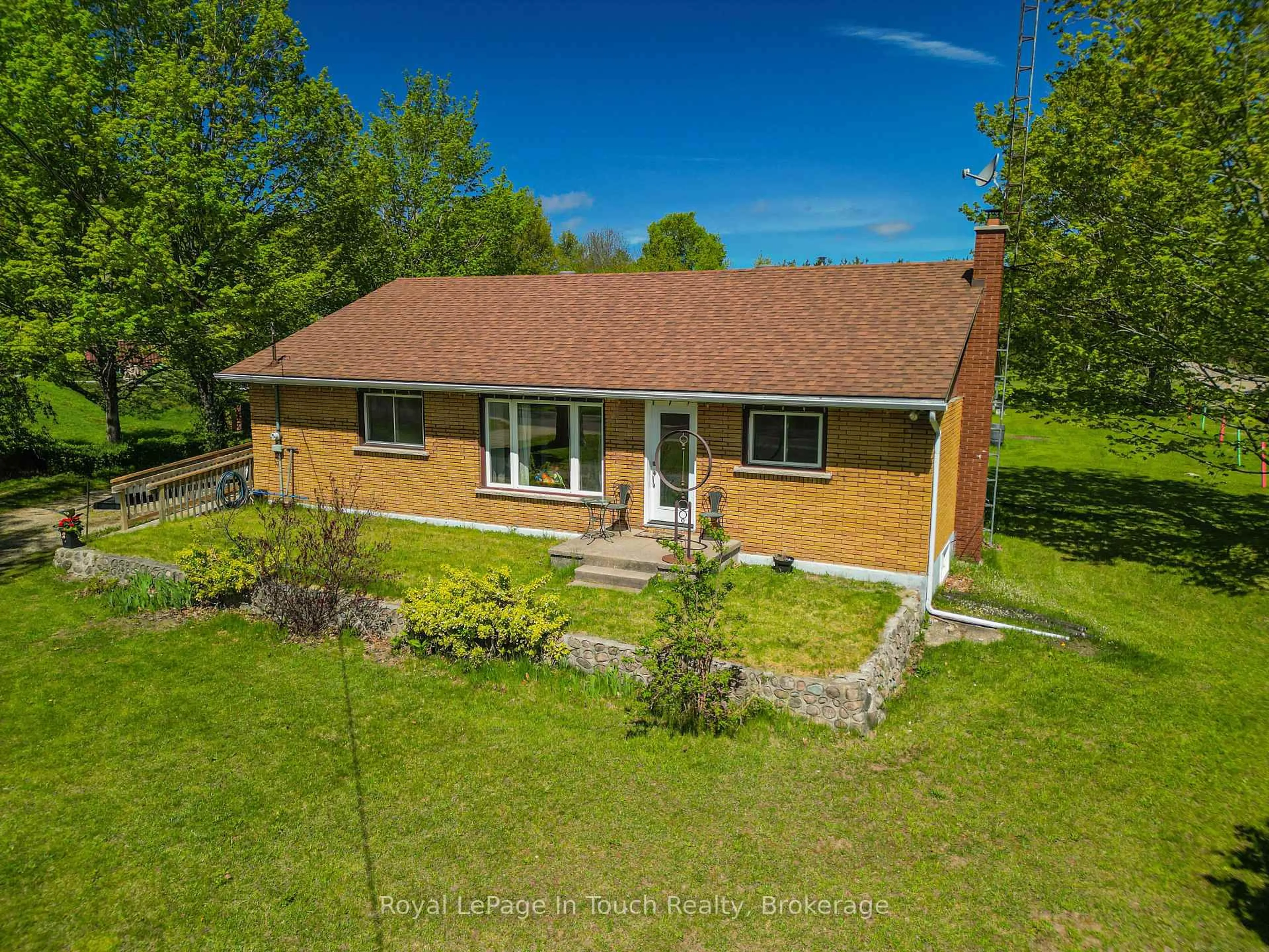 A pic from outside/outdoor area/front of a property/back of a property/a pic from drone, unknown for 859 CEDAR POINT Rd, Tiny Ontario L9M 0K2