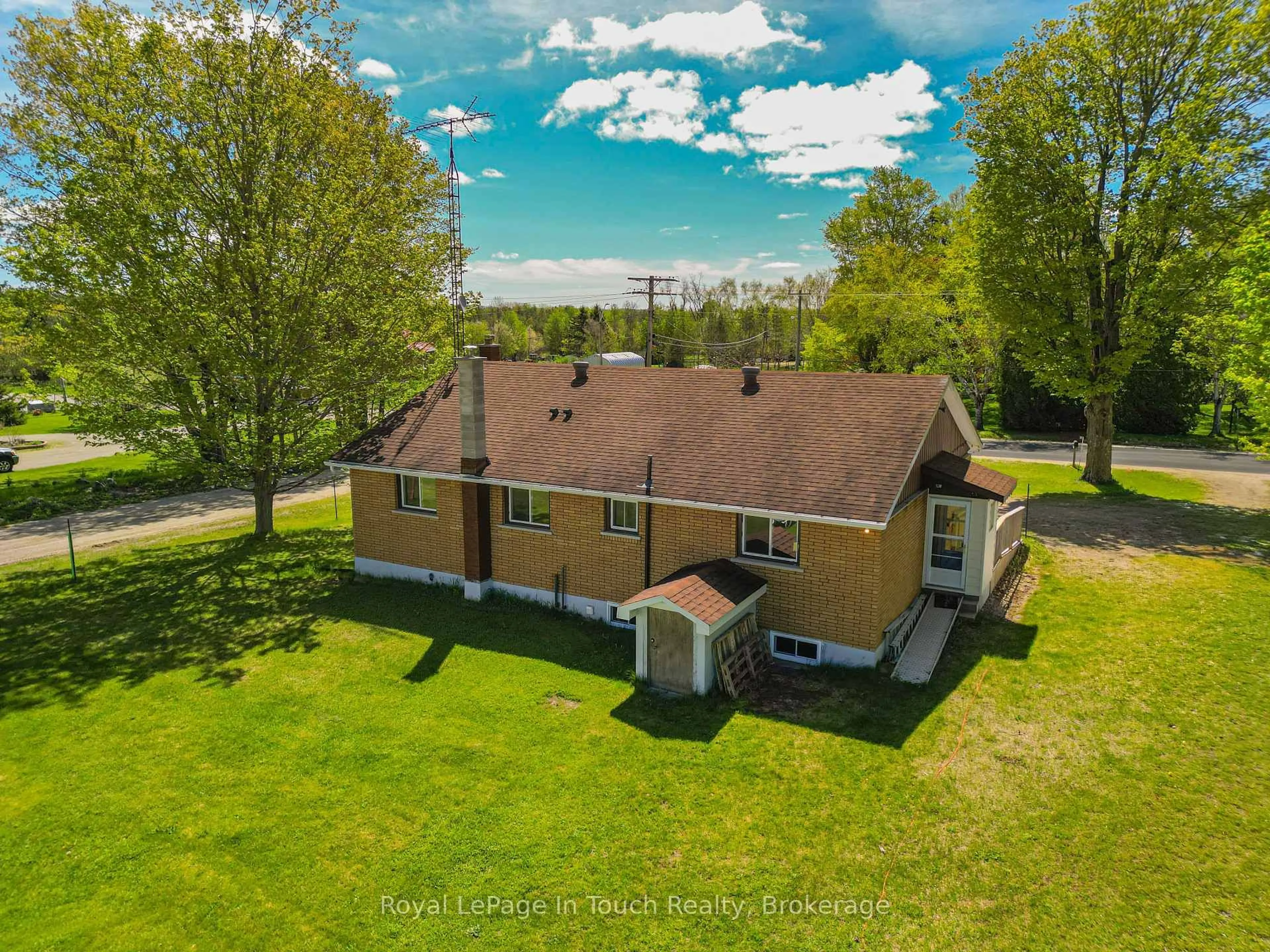A pic from outside/outdoor area/front of a property/back of a property/a pic from drone, unknown for 859 CEDAR POINT Rd, Tiny Ontario L9M 0K2