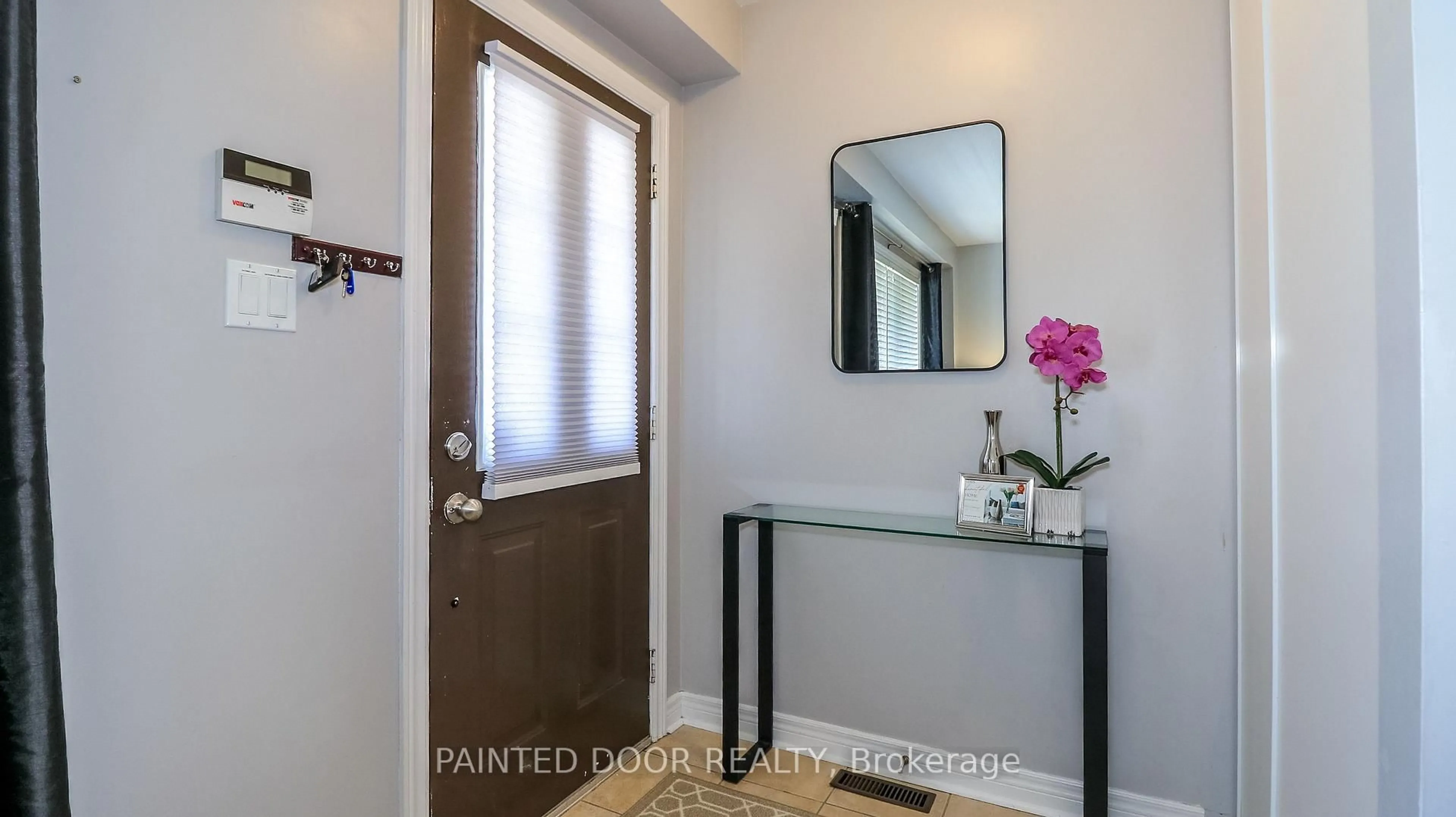 Indoor entryway for 116 Thrushwood Dr, Barrie Ontario L4N 0Z1