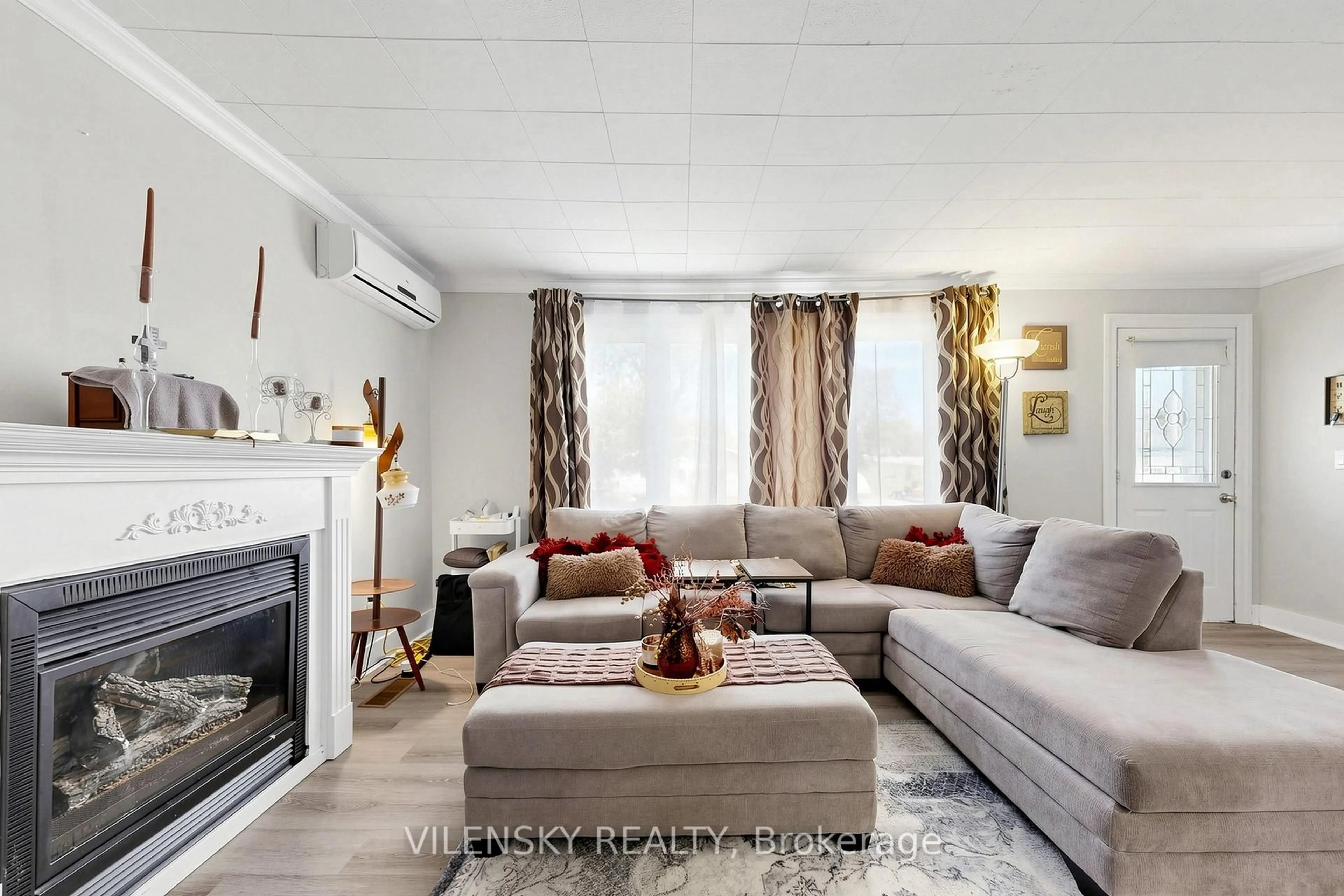 Living room with furniture, wood/laminate floor for 541 High St, Orillia Ontario L3V 4X9