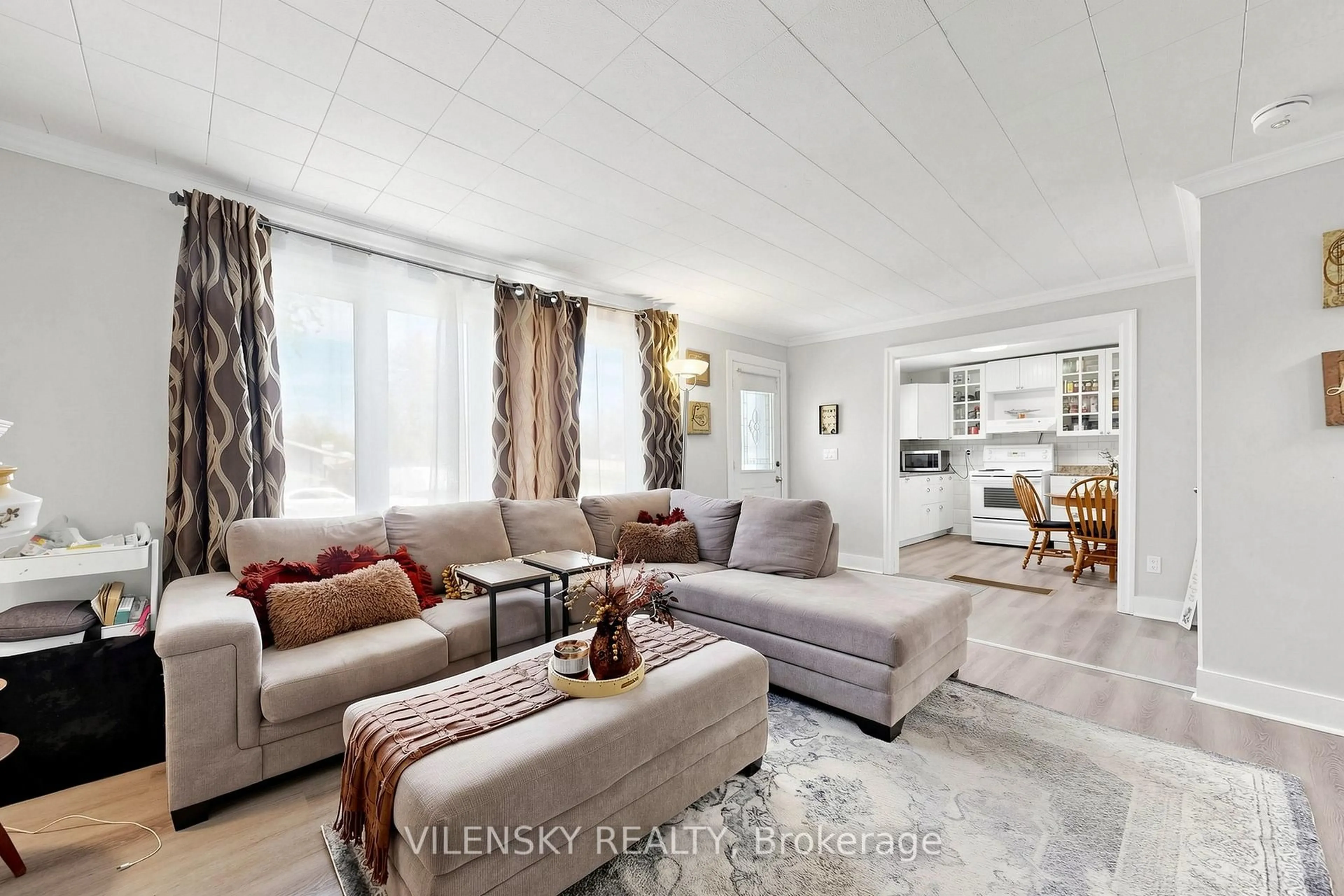 Living room with furniture, unknown for 541 High St, Orillia Ontario L3V 4X9