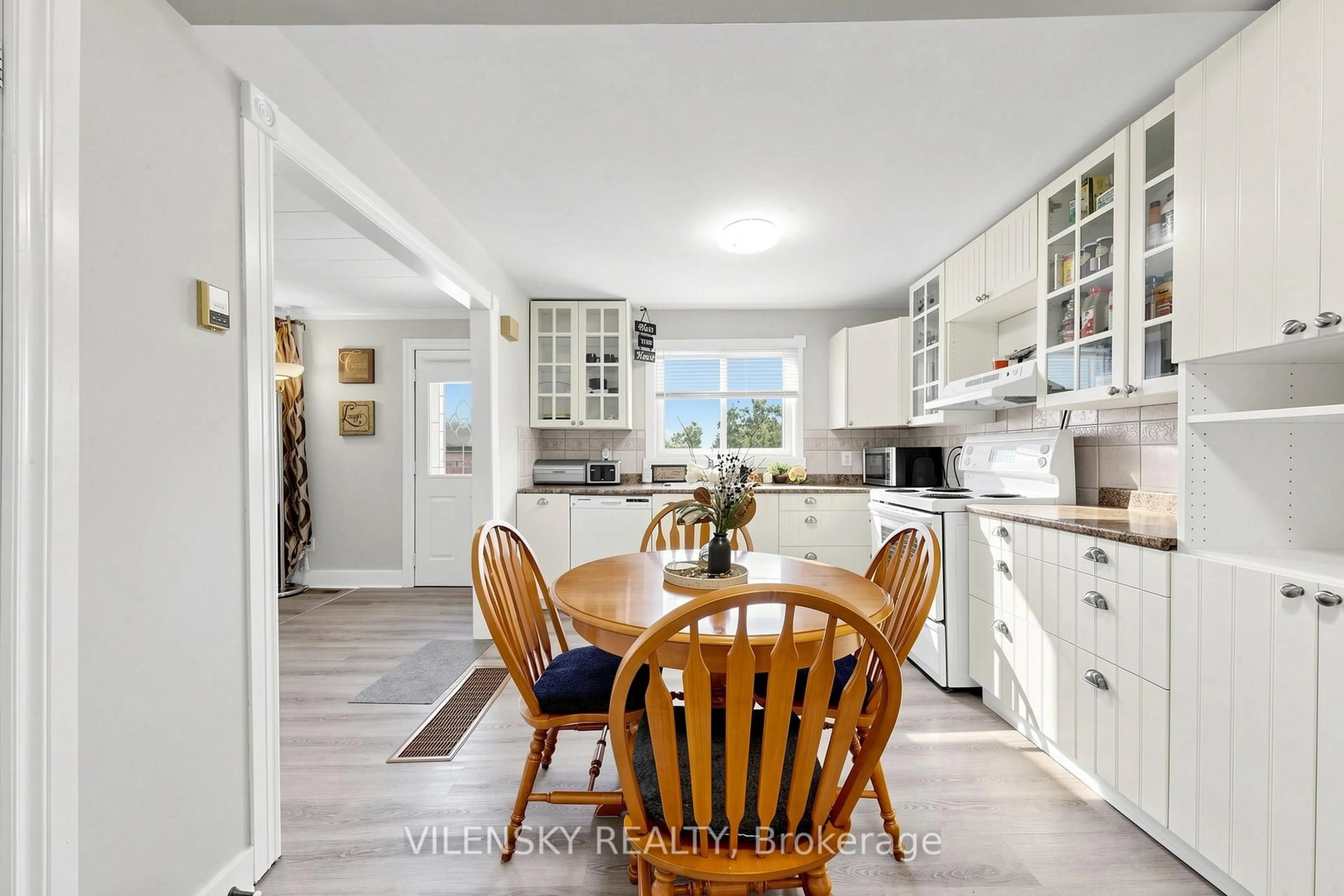 Open concept kitchen, ceramic/tile floor for 541 High St, Orillia Ontario L3V 4X9
