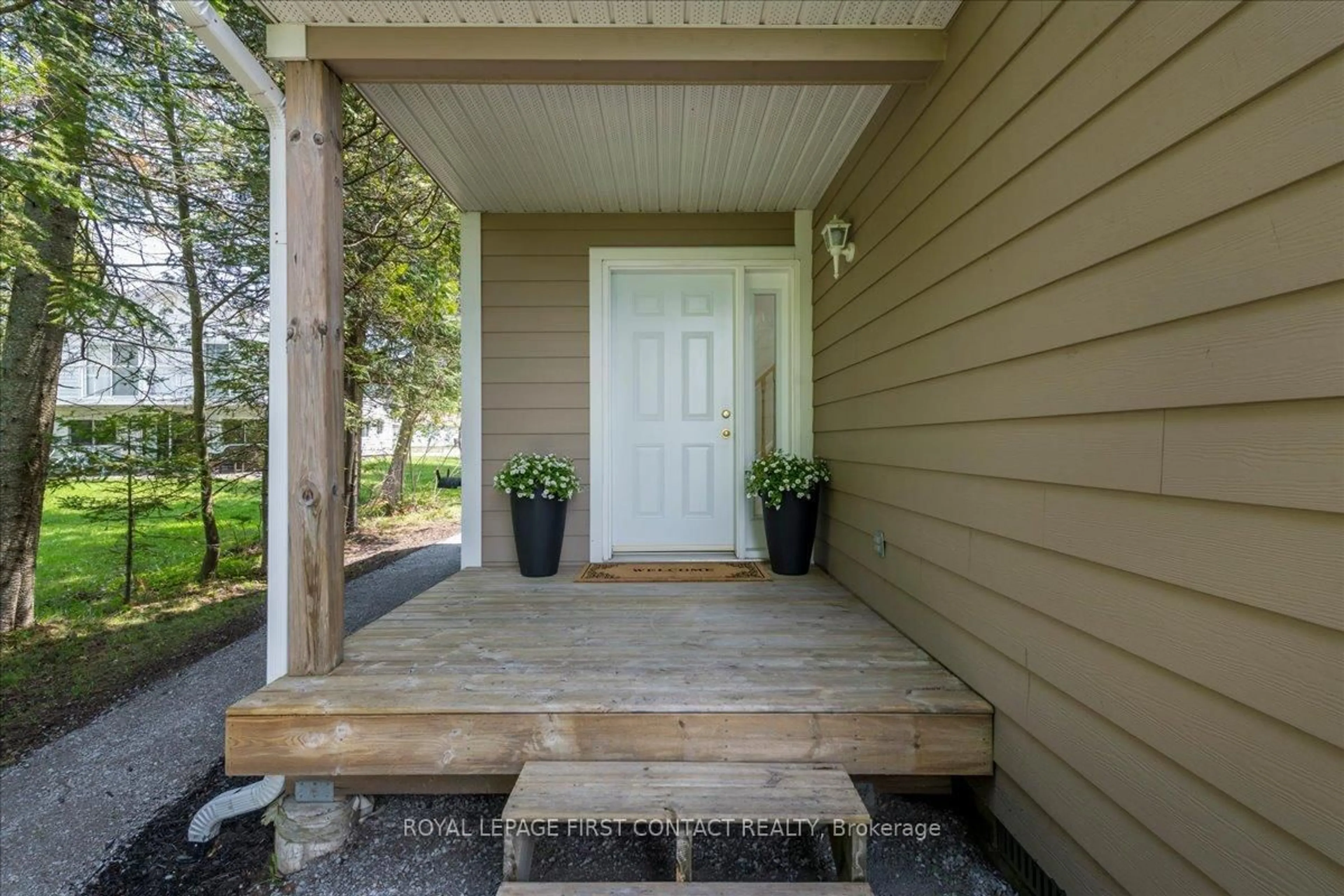 Indoor entryway for 10 Buttercup Lane, Springwater Ontario L0L 1P0