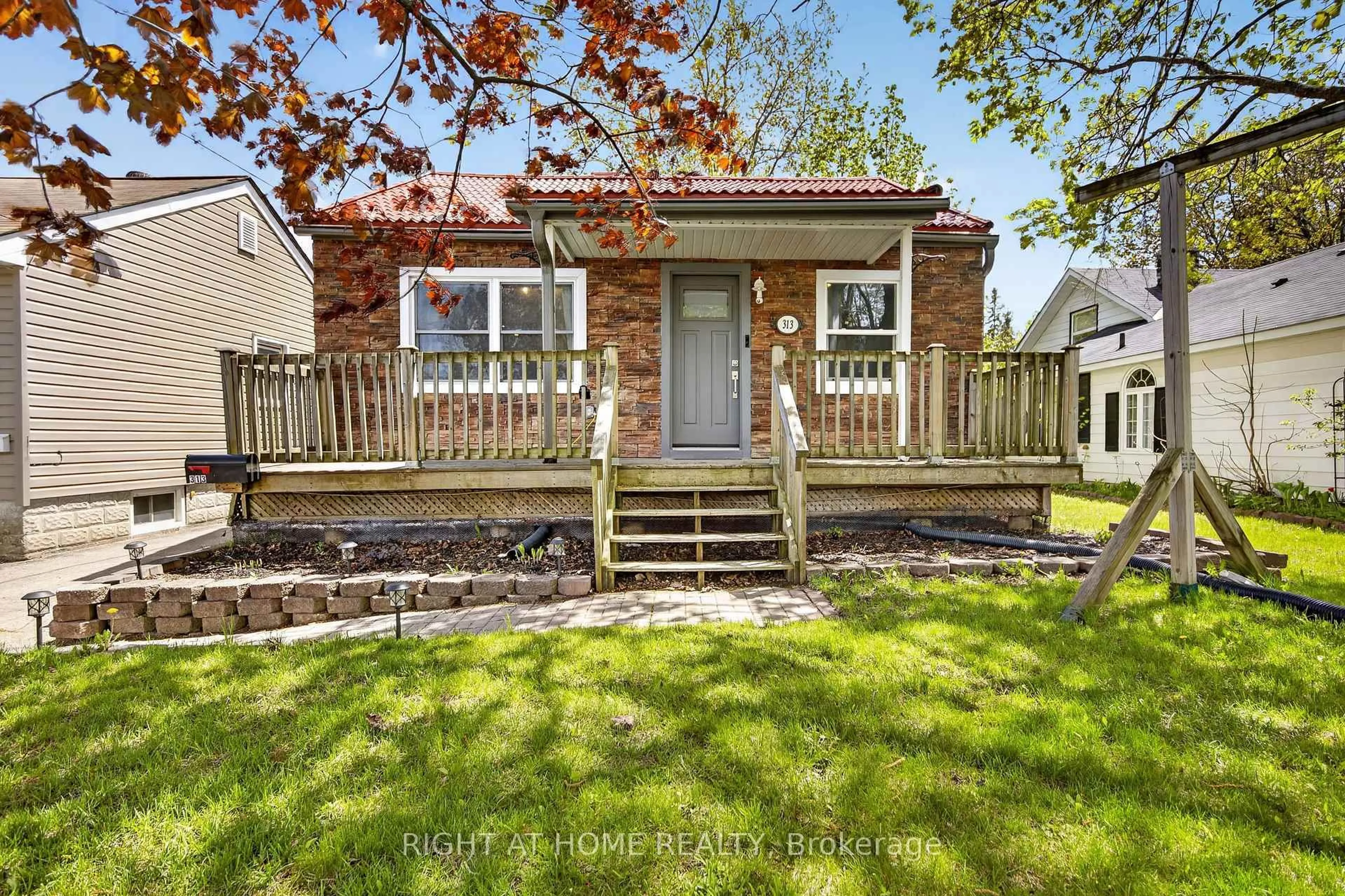 Home with vinyl exterior material, street for 313 MARY St, Orillia Ontario L3V 3E9