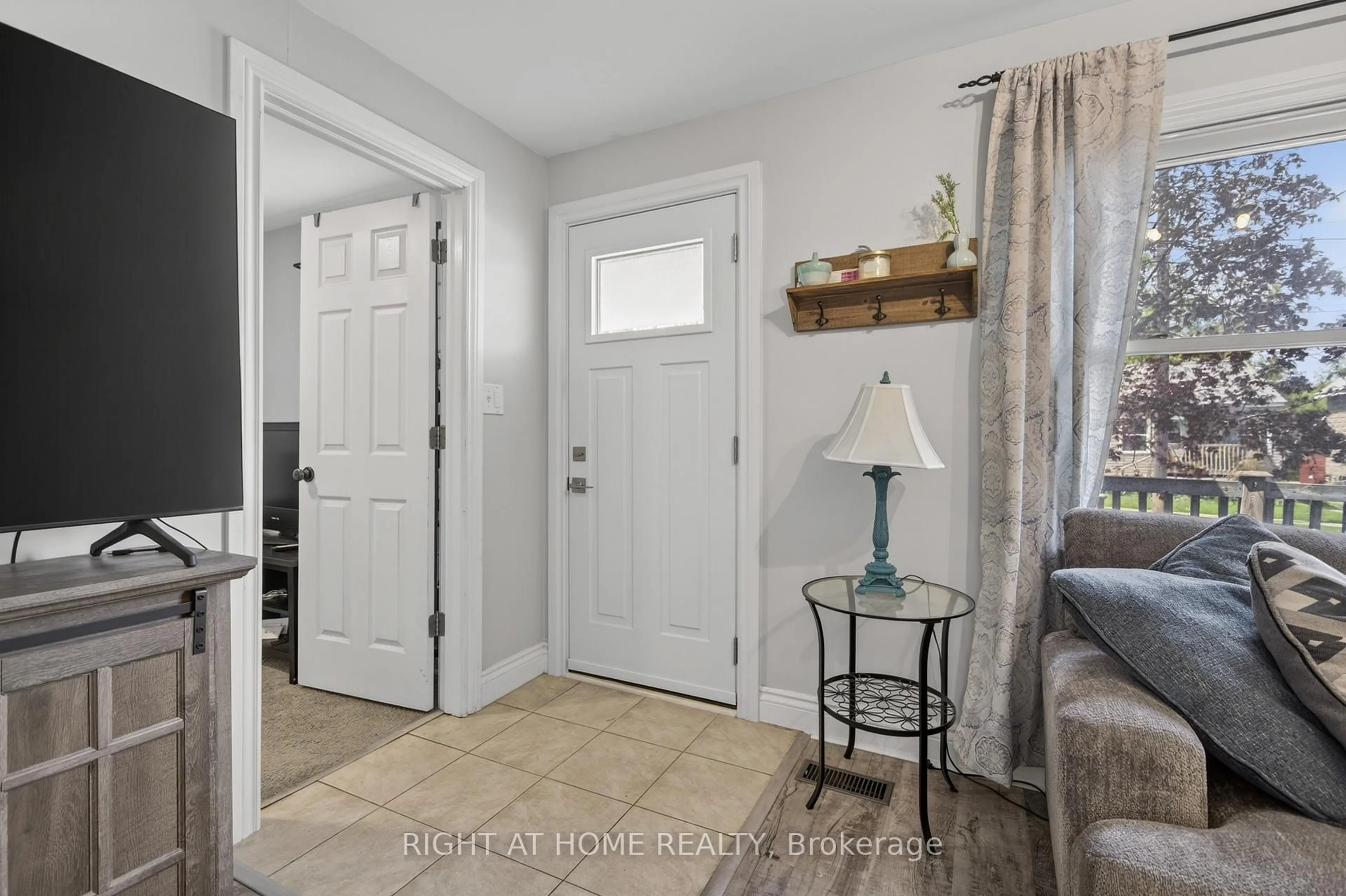 Indoor entryway for 313 MARY St, Orillia Ontario L3V 3E9