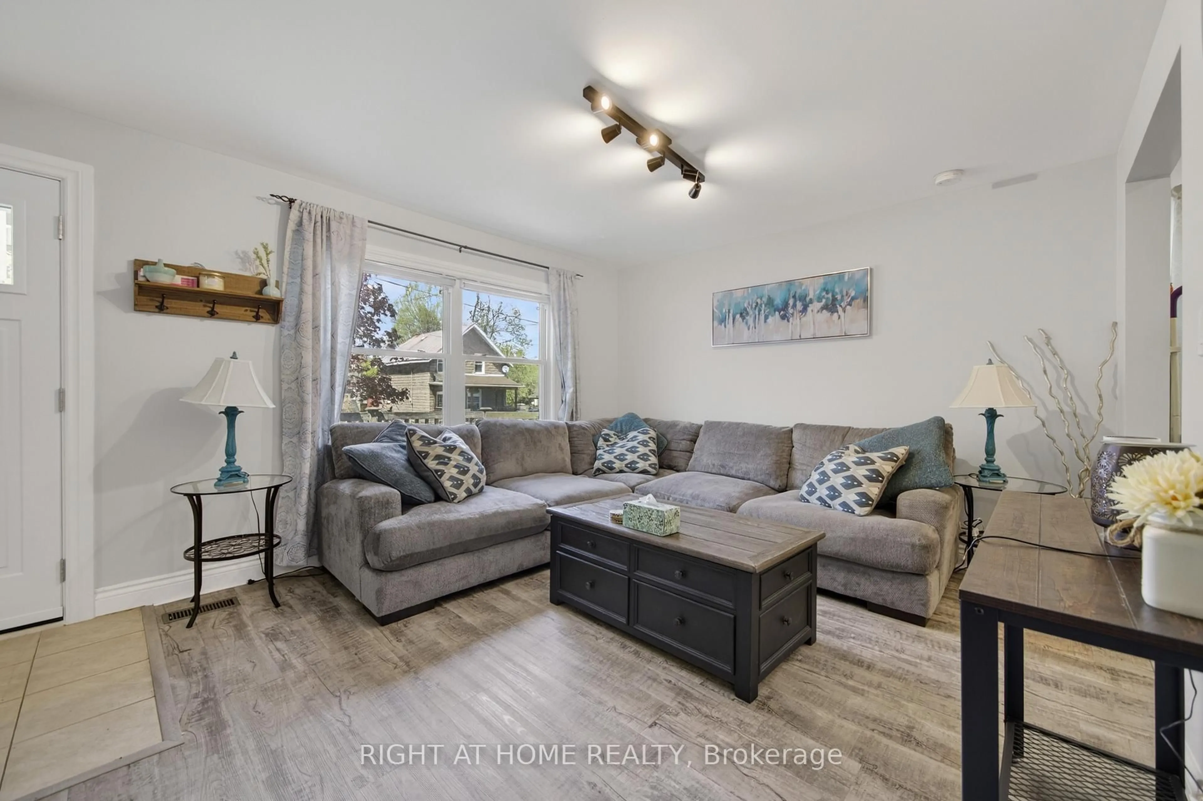 Living room with furniture, unknown for 313 MARY St, Orillia Ontario L3V 3E9