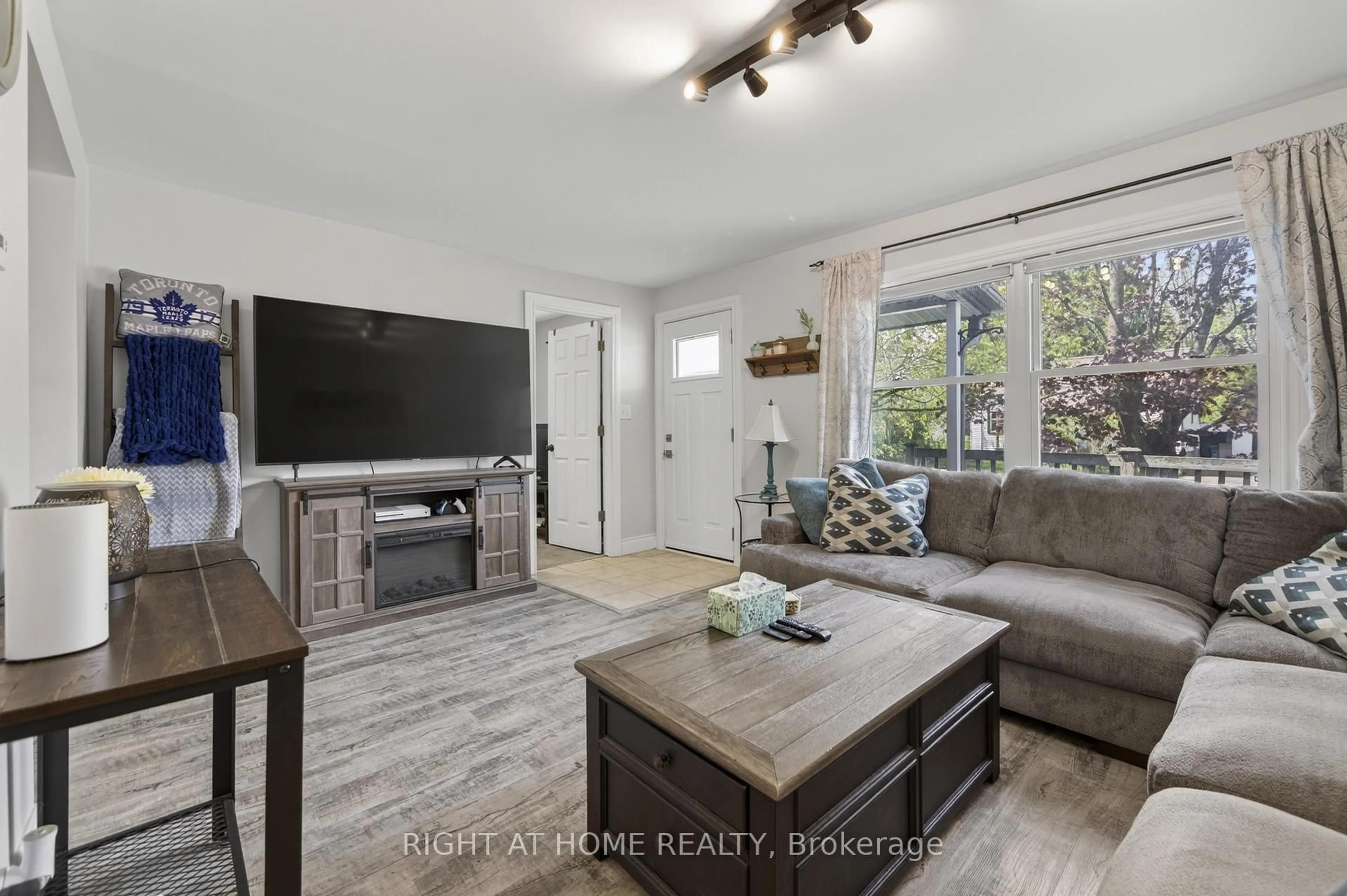 Living room with furniture, wood/laminate floor for 313 MARY St, Orillia Ontario L3V 3E9