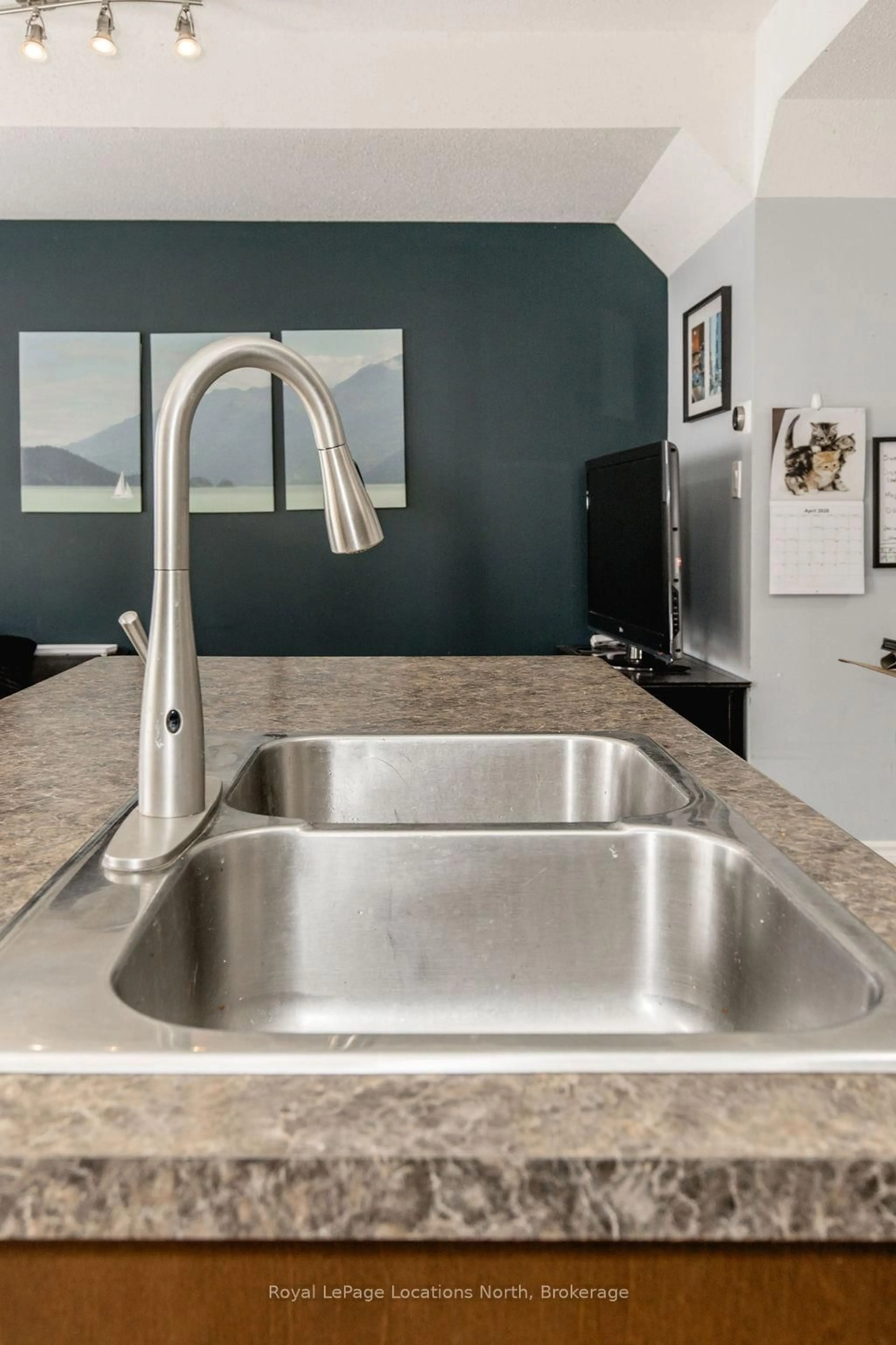 Contemporary kitchen, unknown for 16 ARCADIA Rd, Wasaga Beach Ontario L9Z 3C7
