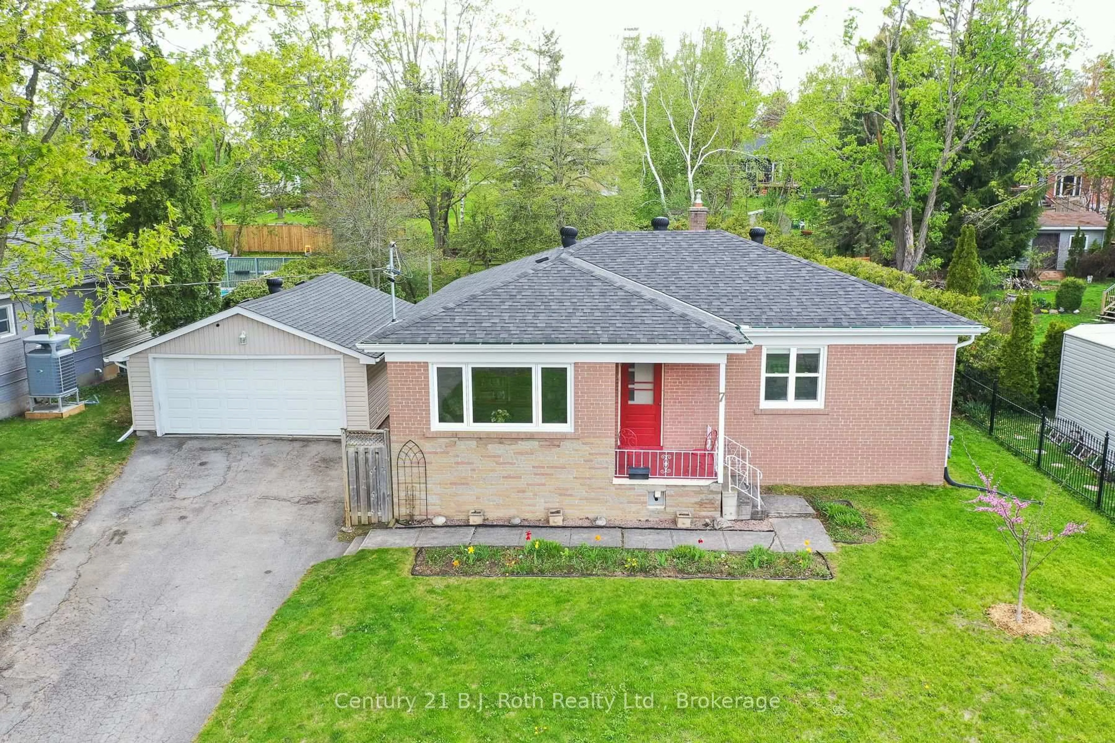 A pic from outside/outdoor area/front of a property/back of a property/a pic from drone, street for 7 Charles Rd, Orillia Ontario L3V 3H3