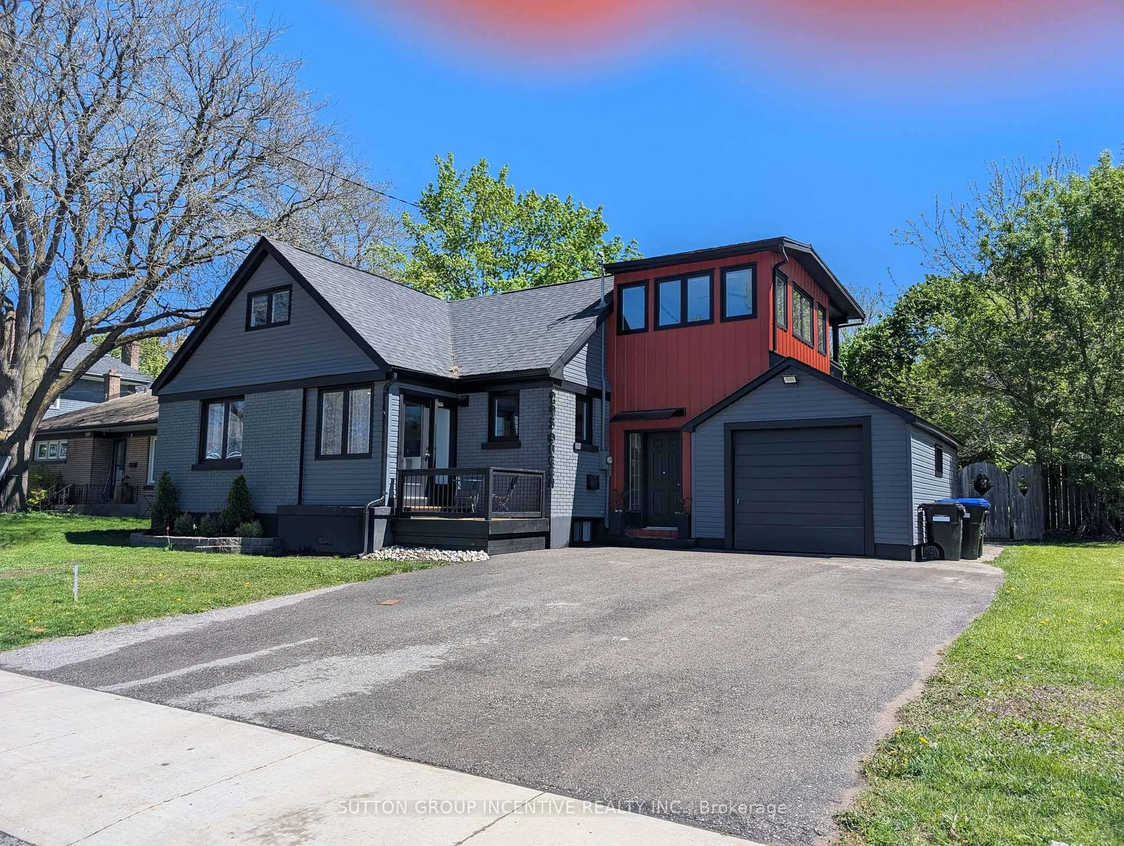 Home with vinyl exterior material, street for 295 Queen St, Midland Ontario L4R 3H5