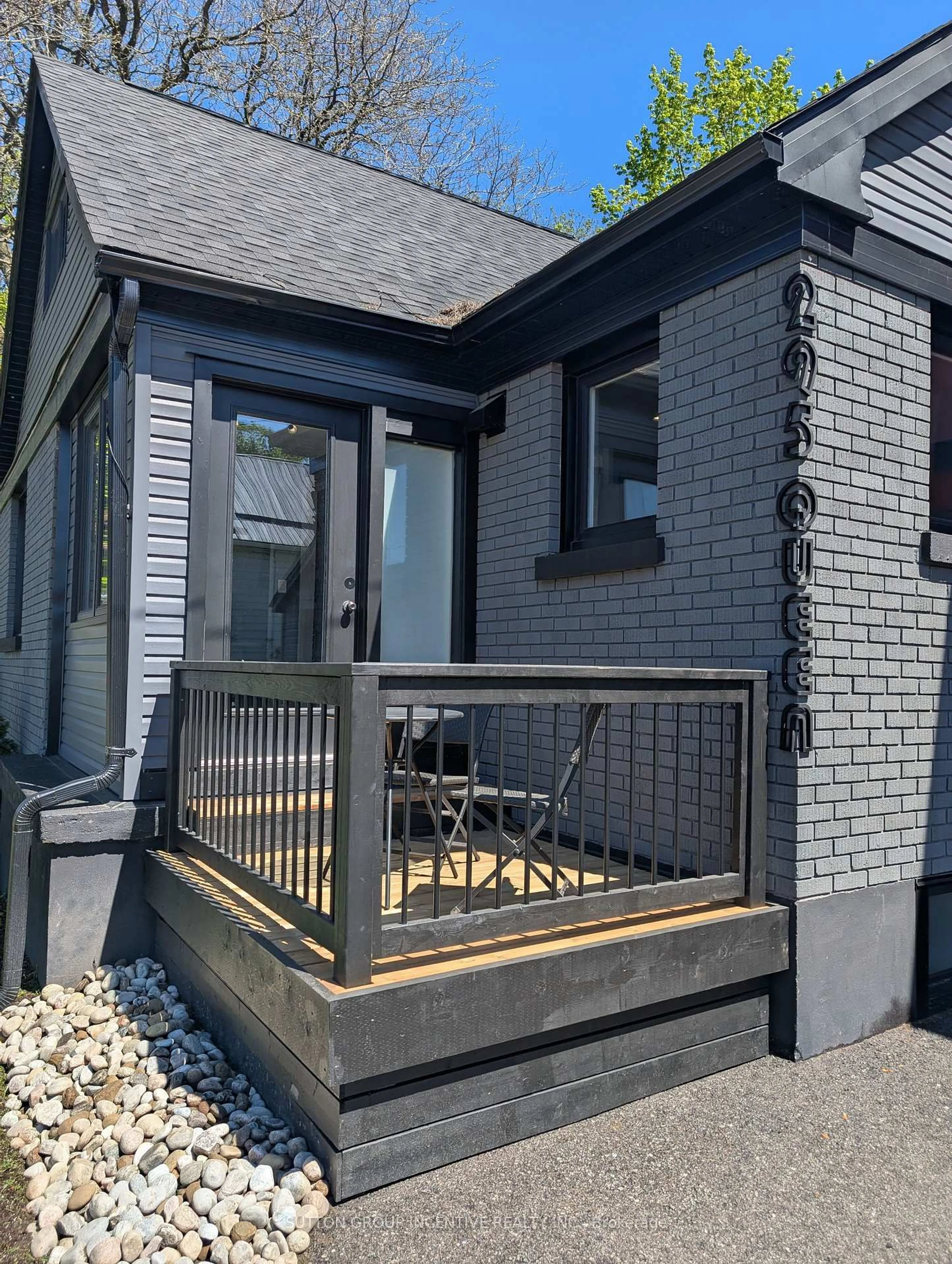 Unknown for 295 Queen St, Midland Ontario L4R 3H5