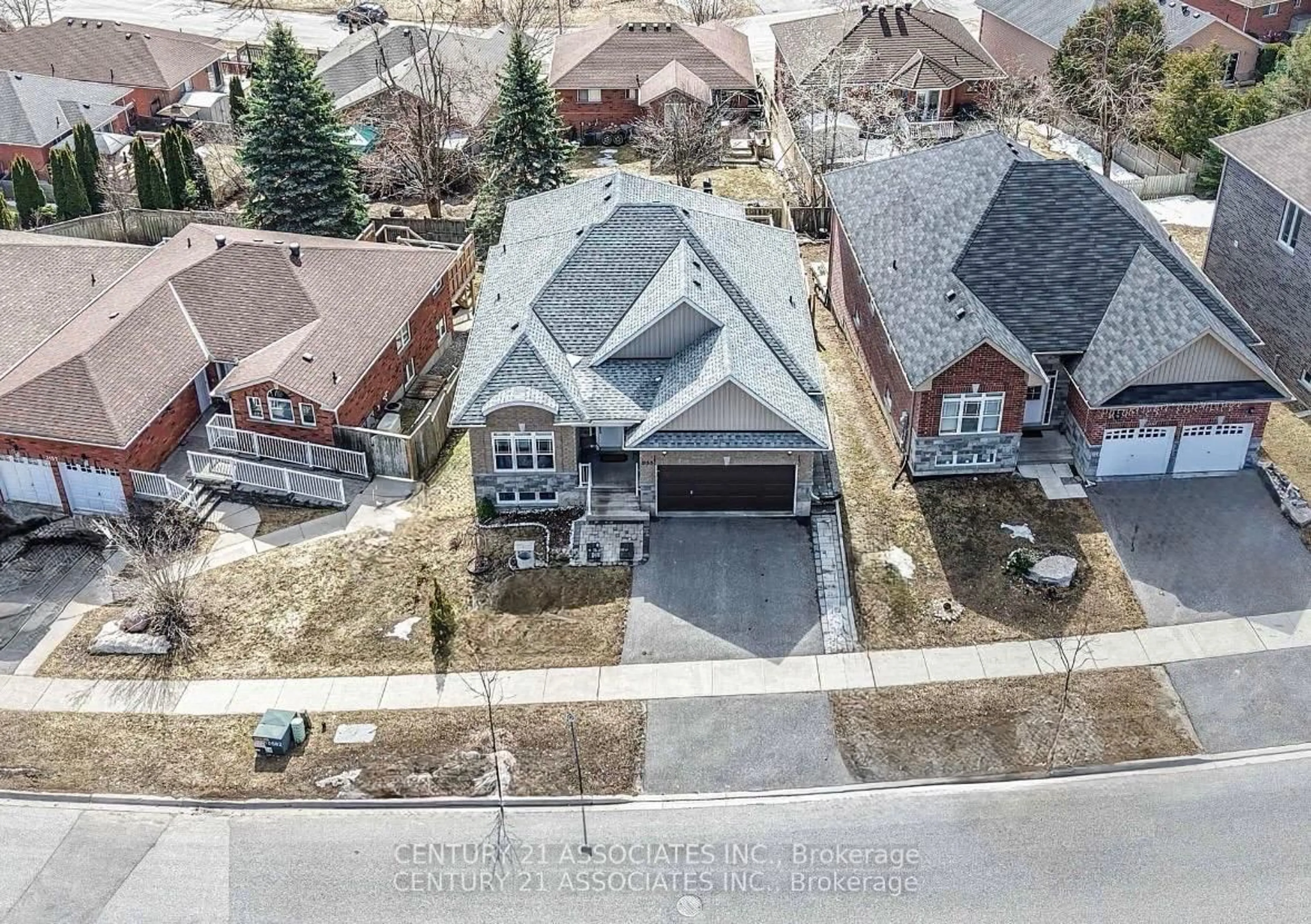 A pic from outside/outdoor area/front of a property/back of a property/a pic from drone, street for 3155 Monarch Dr, Orillia Ontario L3V 7X1