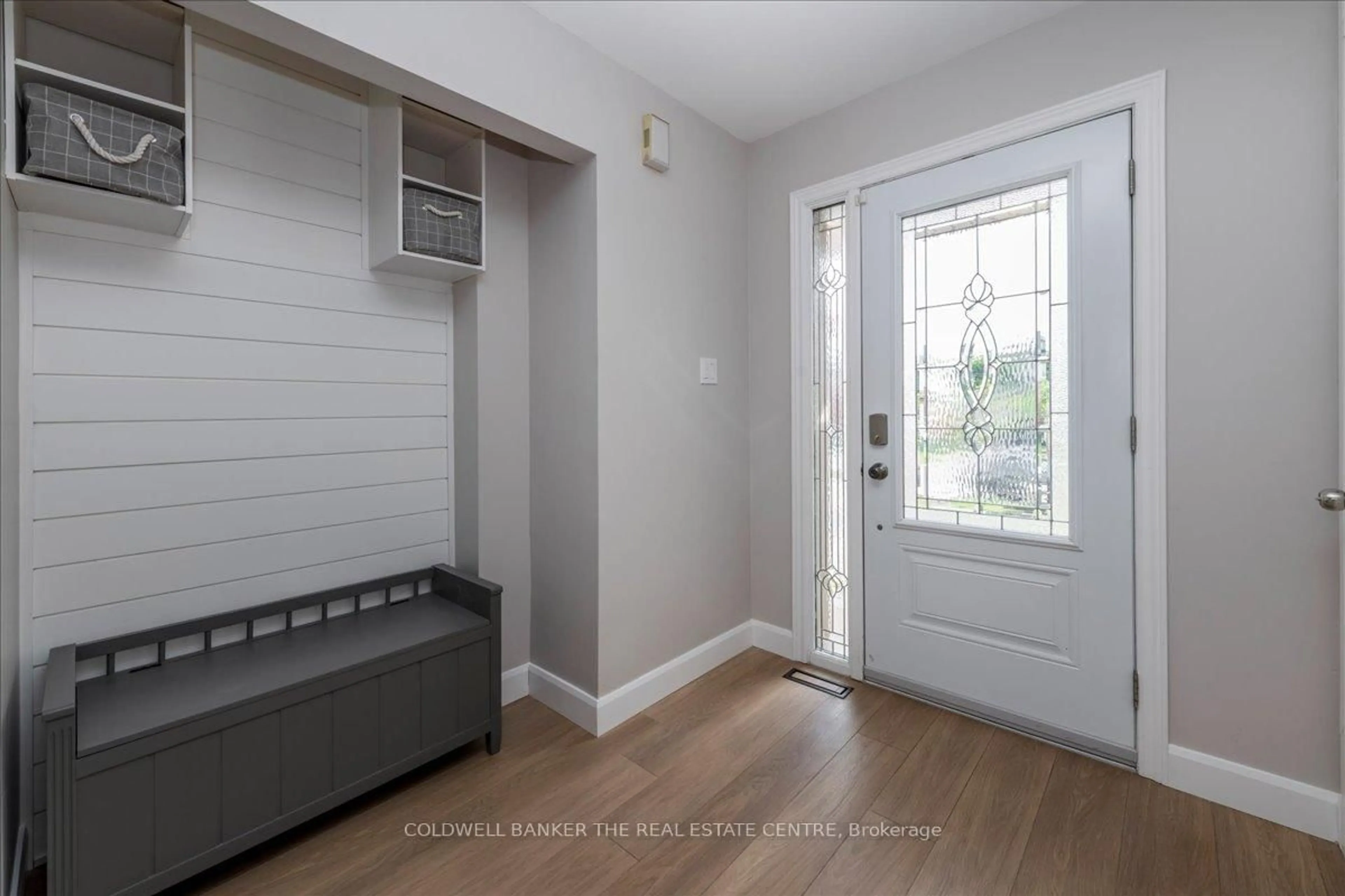 Indoor entryway for 25 Coleman Dr, Barrie Ontario L4N 0R5