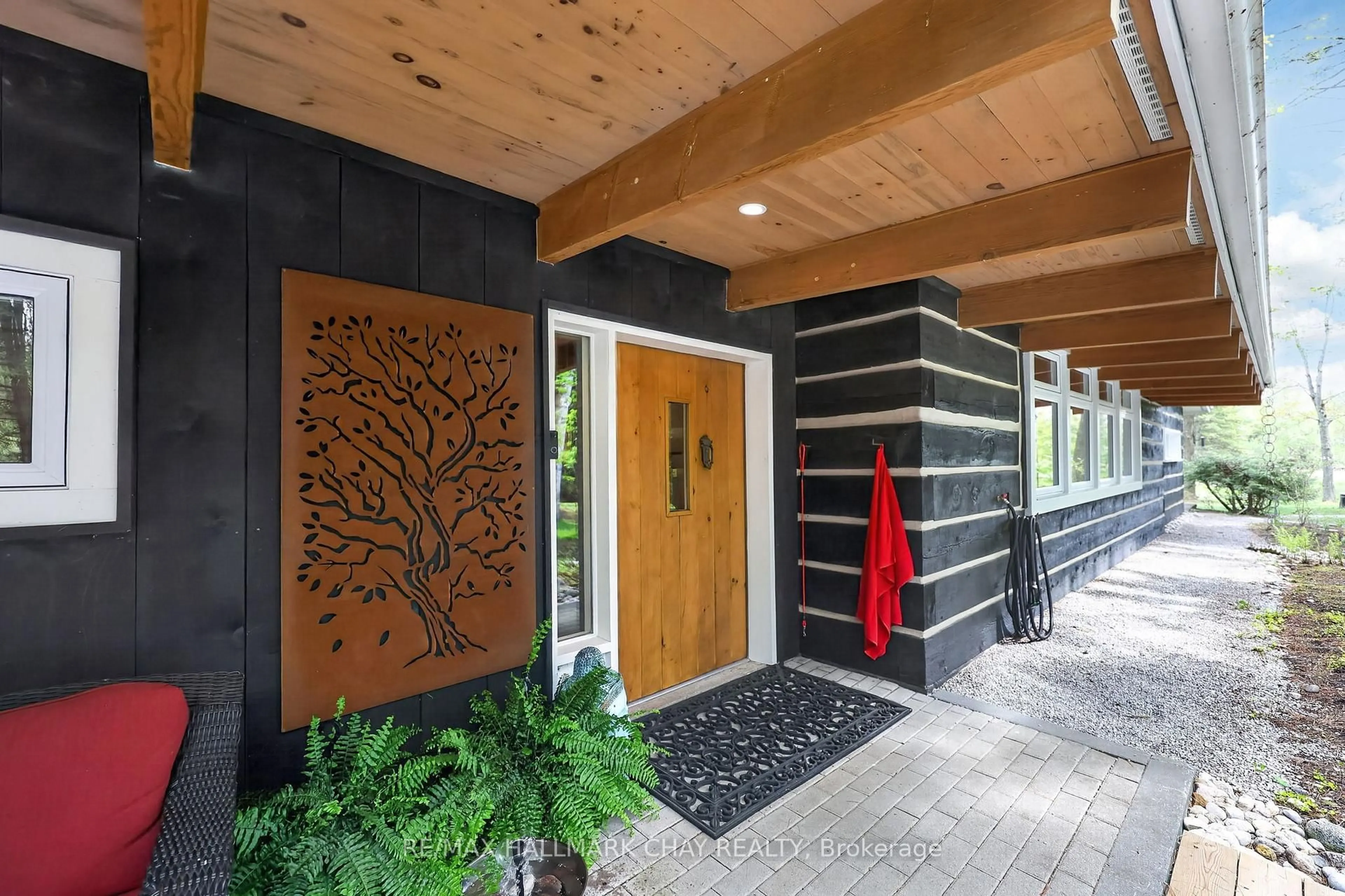 Indoor entryway for 3693 Town Line, Severn Ontario L3V 7A6