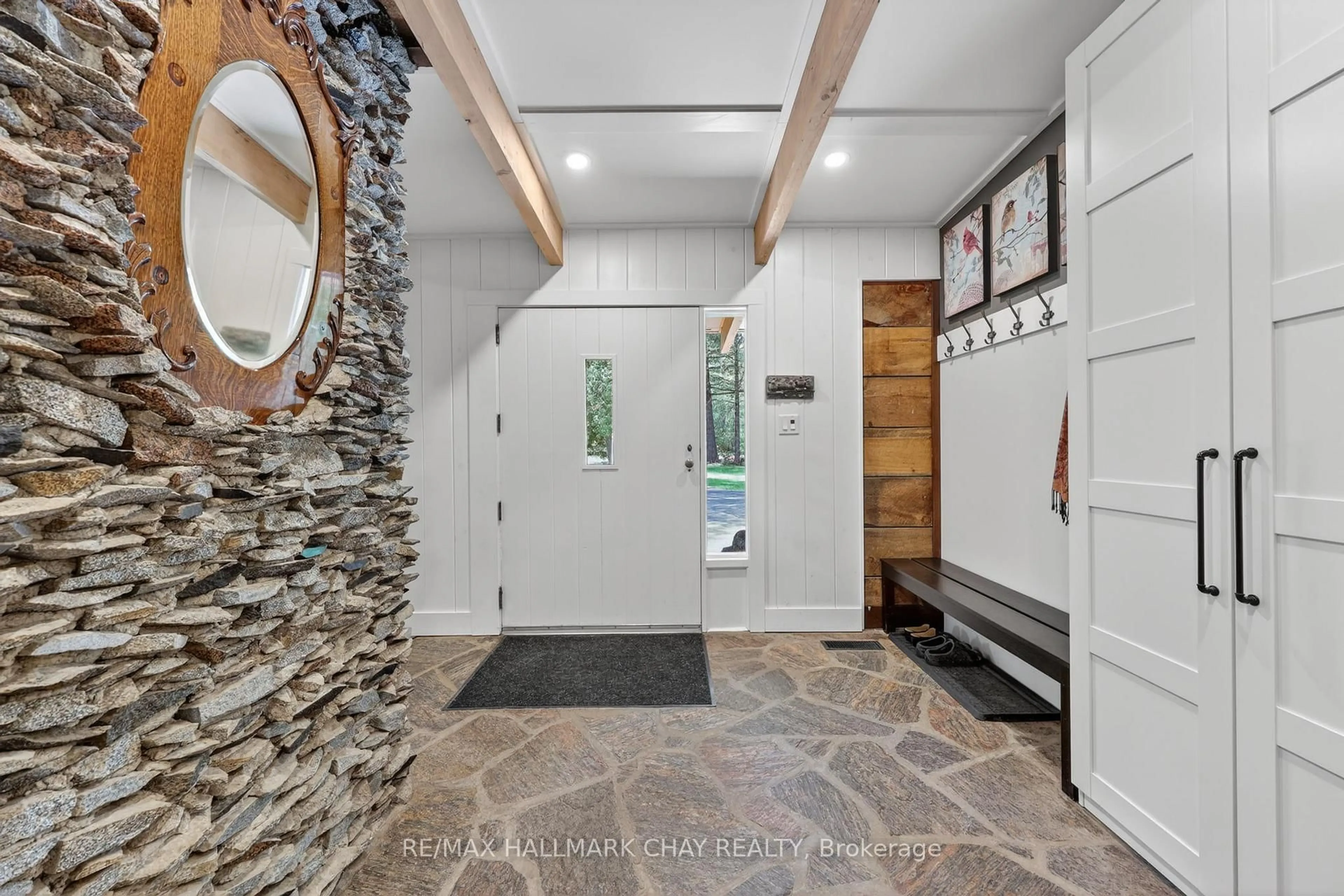 Indoor entryway for 3693 Town Line, Severn Ontario L3V 7A6