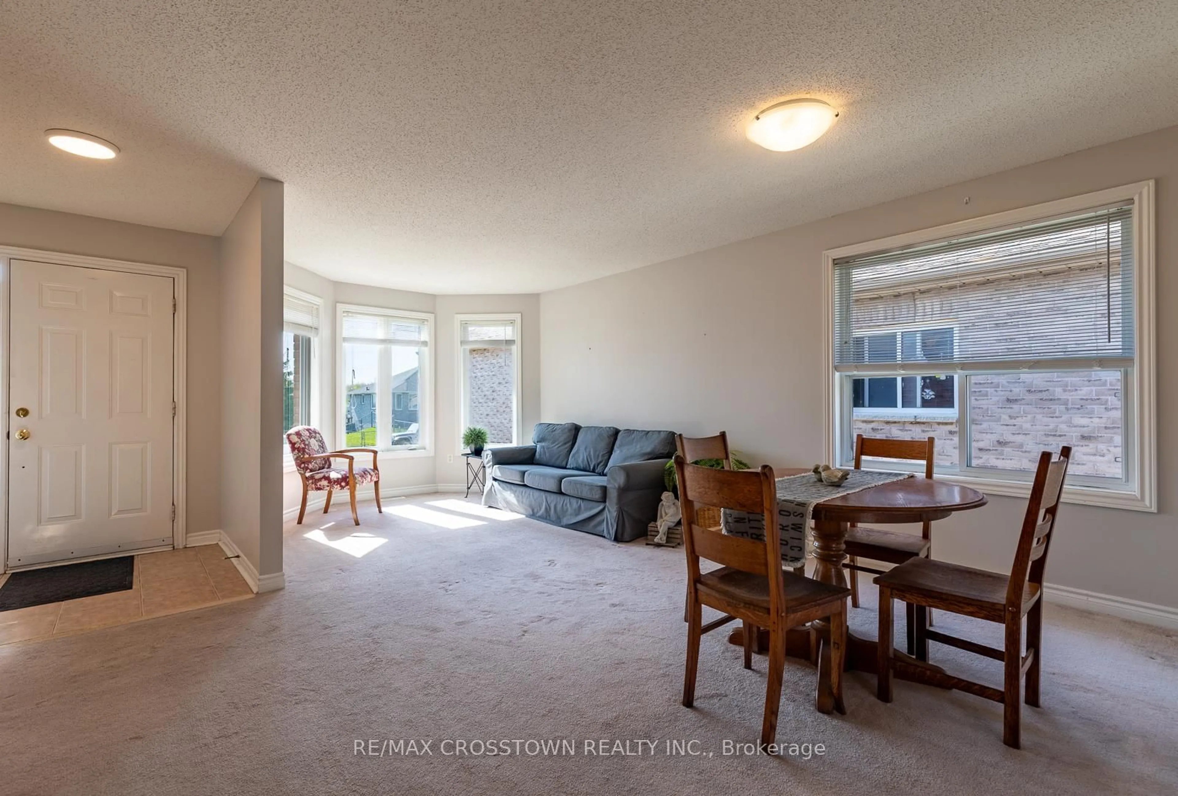 Living room with furniture, unknown for 156 Pringle Dr, Barrie Ontario L4N 0R3