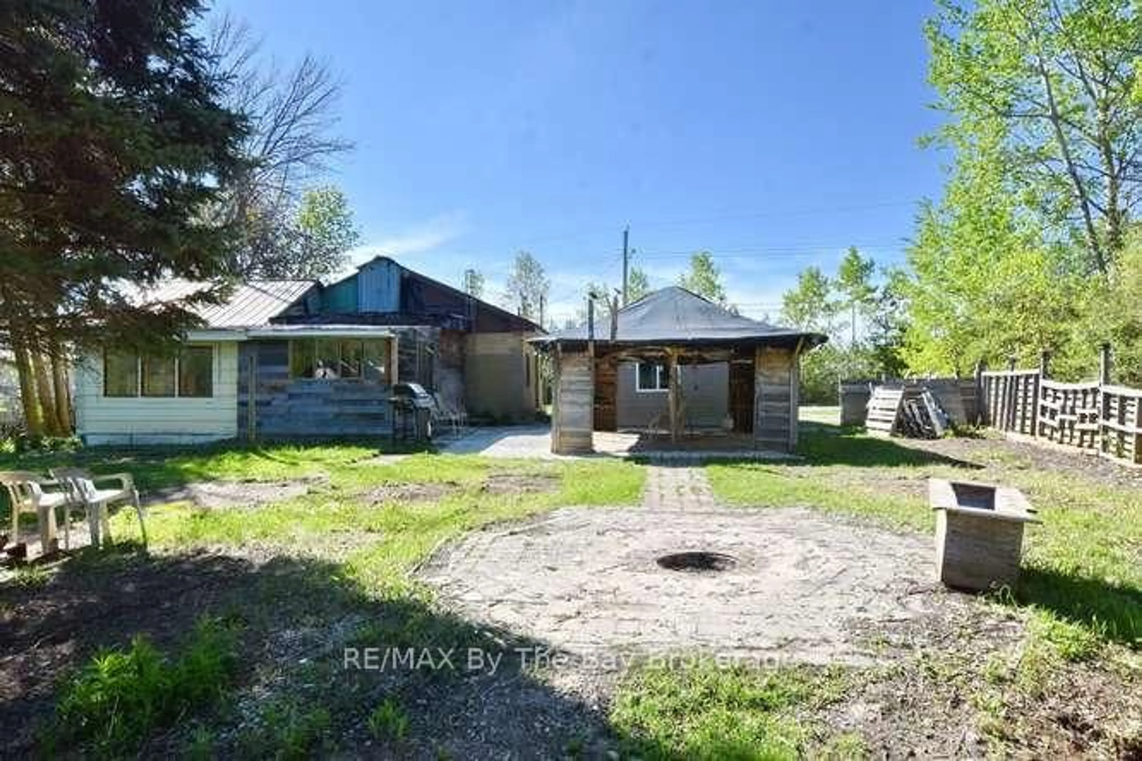 A pic from outside/outdoor area/front of a property/back of a property/a pic from drone, street for 21 Braeside St, Collingwood Ontario L9Y 0X2