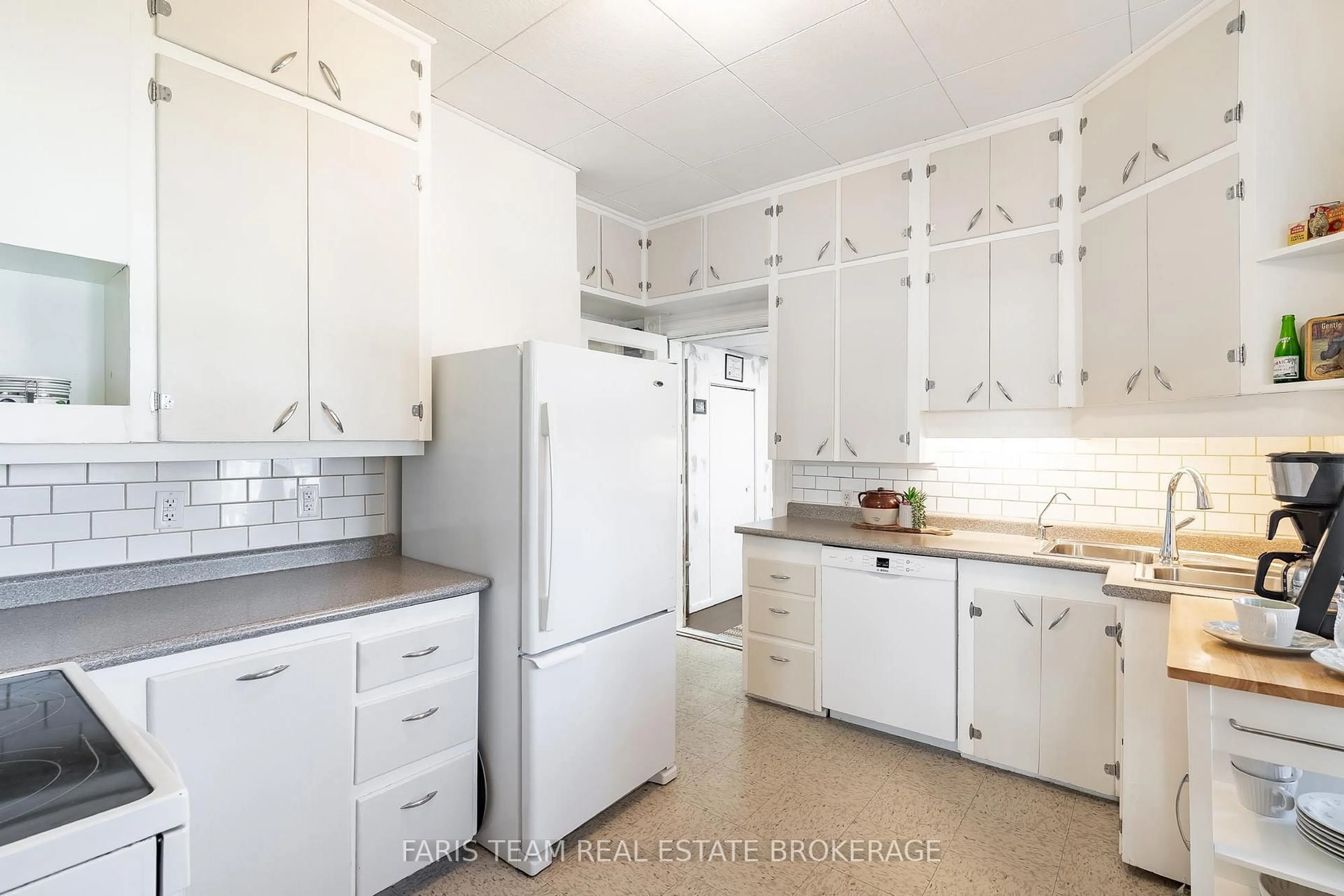 Standard kitchen, unknown for 16 Peel St, Penetanguishene Ontario L9M 1A6