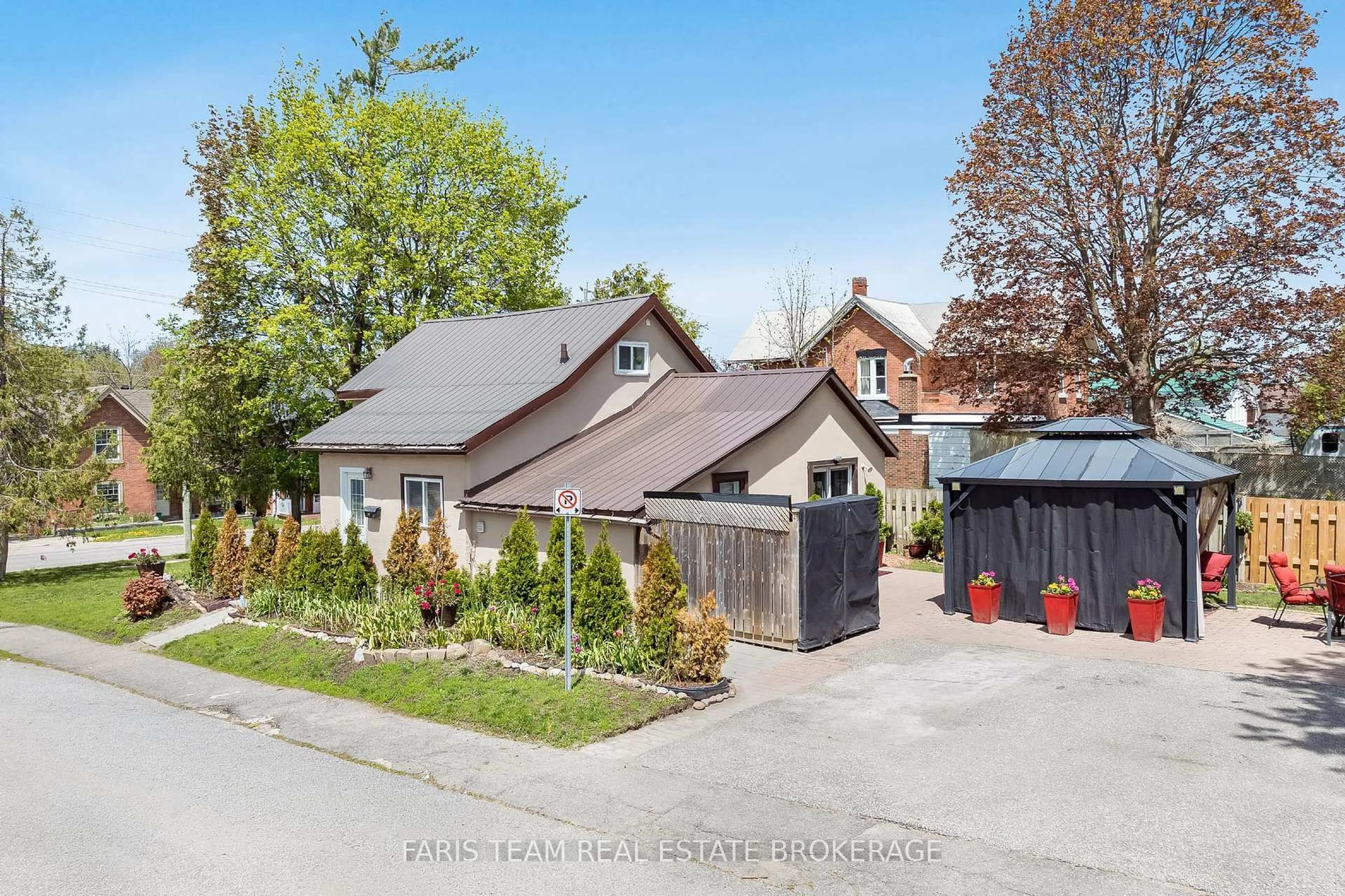 A pic from outside/outdoor area/front of a property/back of a property/a pic from drone, street for 289 Mississaga St, Orillia Ontario L3V 3B7