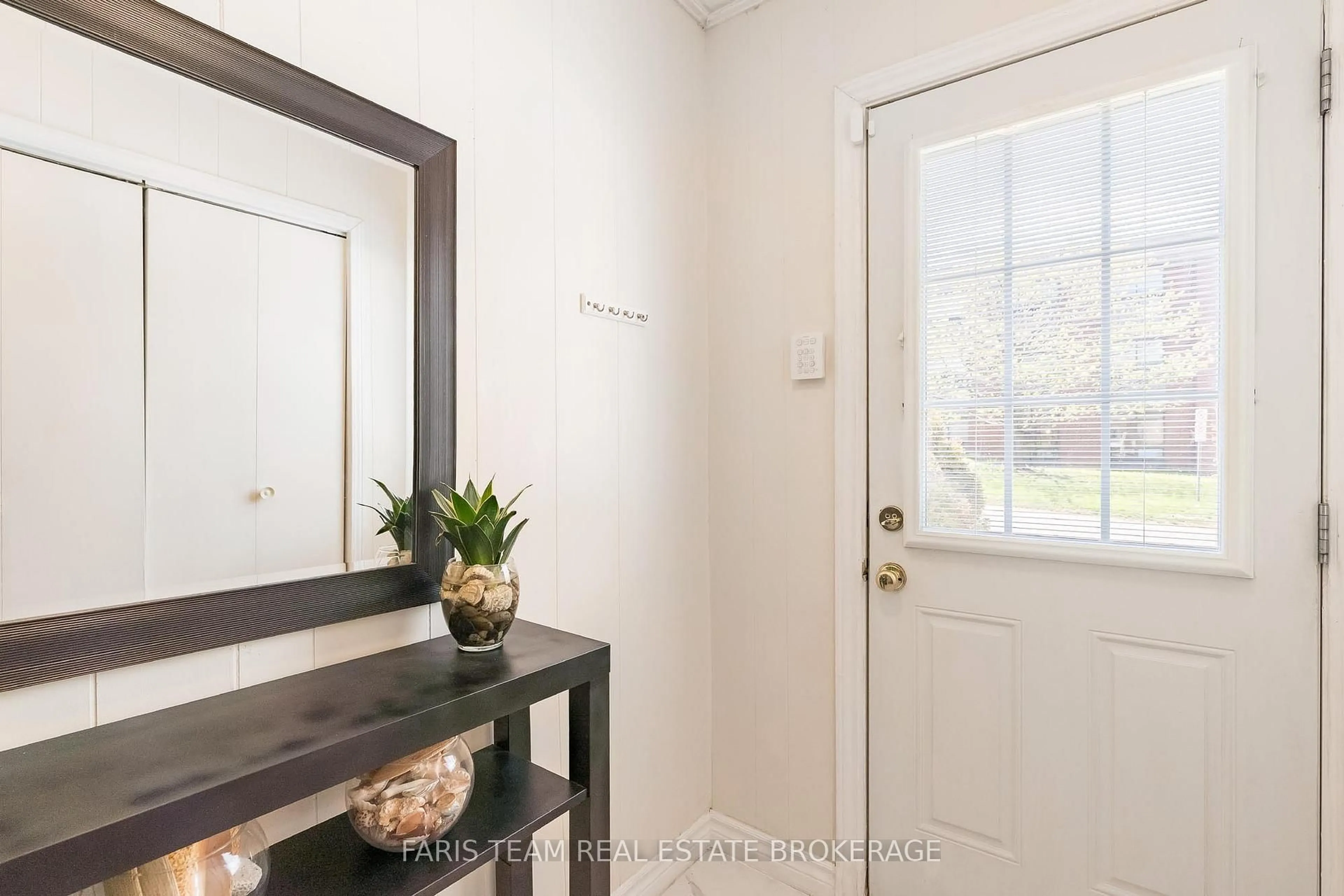 Indoor entryway for 289 Mississaga St, Orillia Ontario L3V 3B7