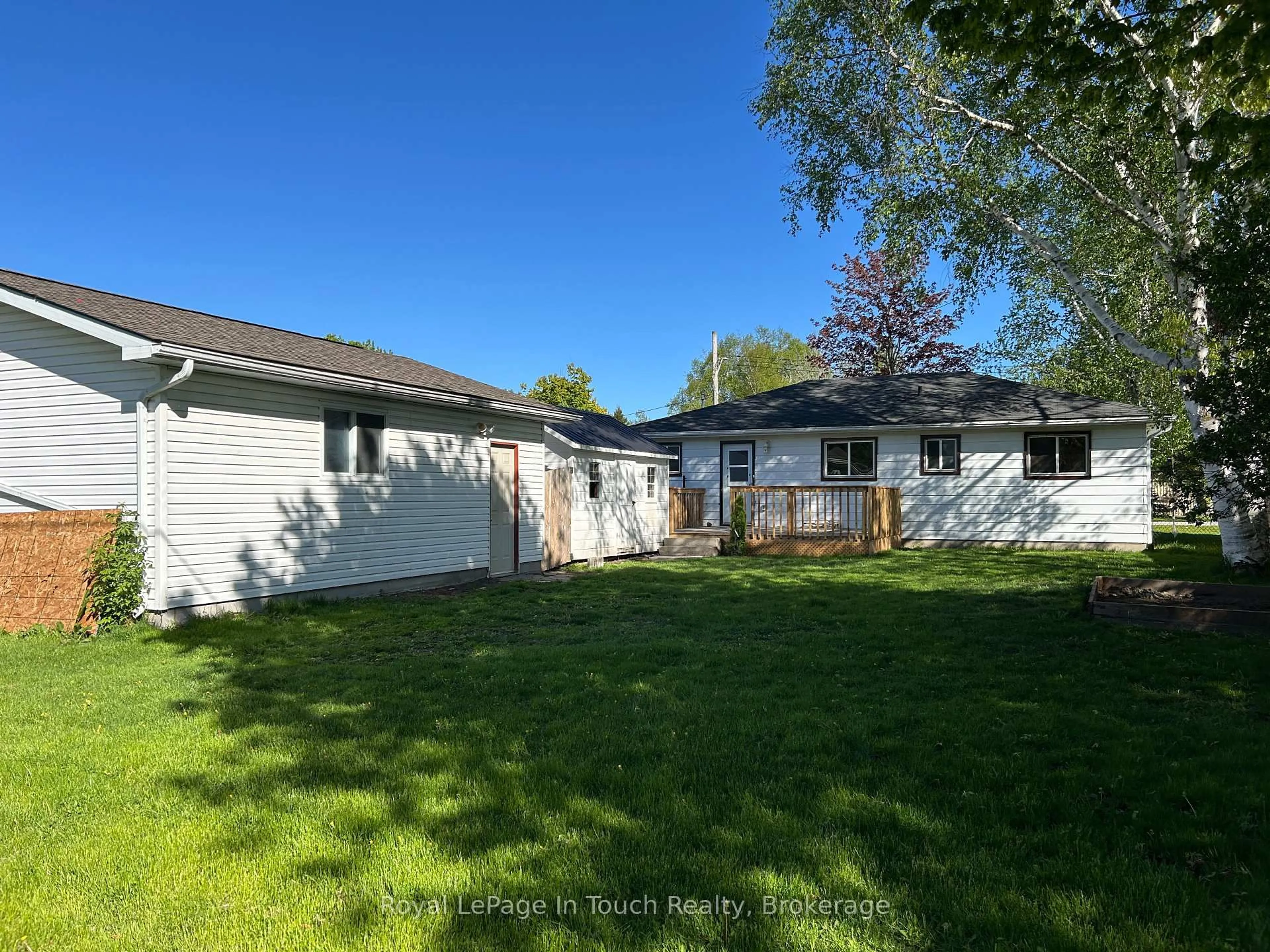 A pic from outside/outdoor area/front of a property/back of a property/a pic from drone, street for 317 Wardell St, Tay Ontario L0K 1R0