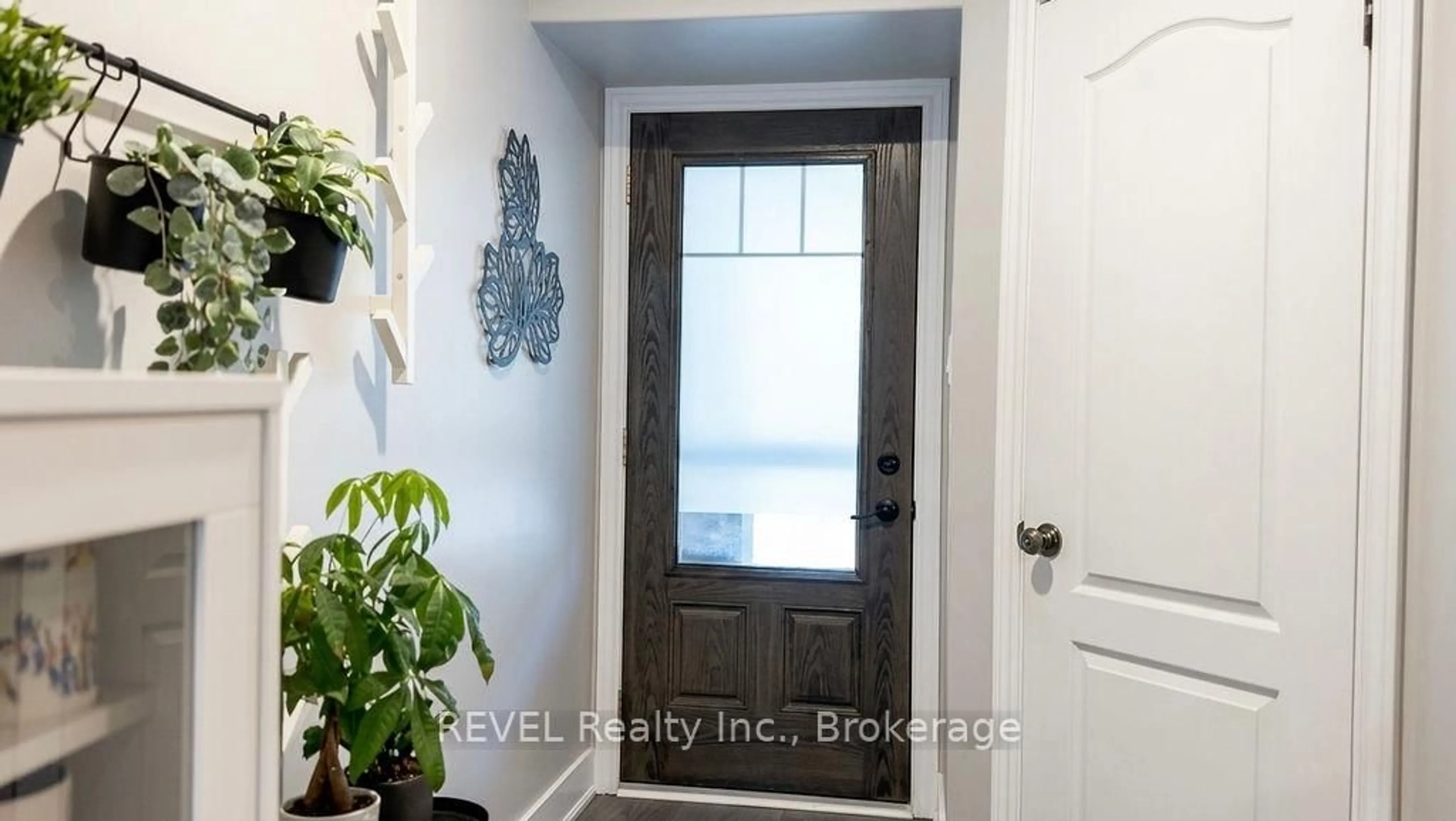 Indoor entryway for 1029 Cook Dr, Midland Ontario L4R 0E4