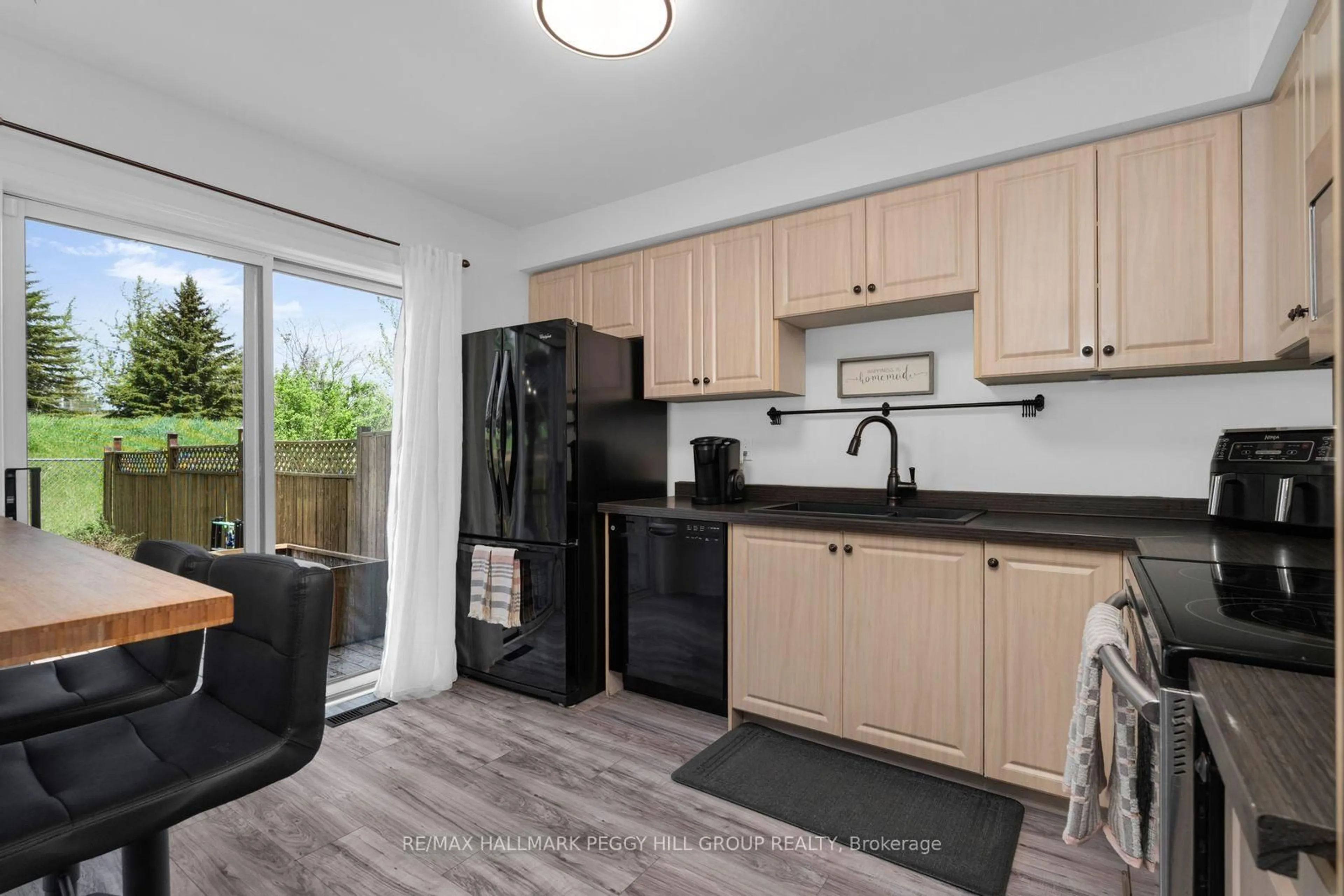 Standard kitchen, unknown for 22 Gadwall Ave, Barrie Ontario L4N 8X6