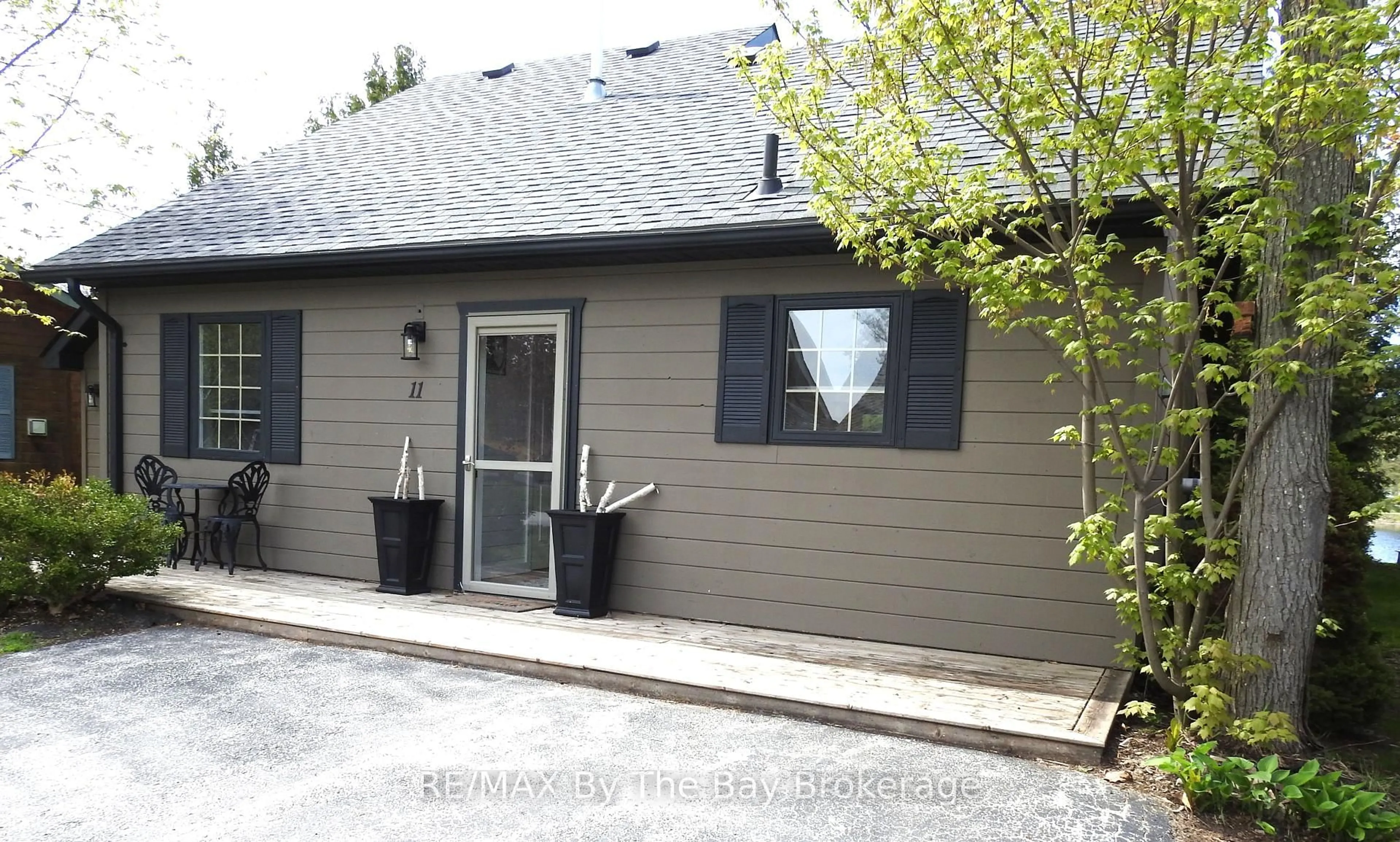 Home with vinyl exterior material, street for 11 Cabin Cres, Wasaga Beach Ontario L9Z 1X7