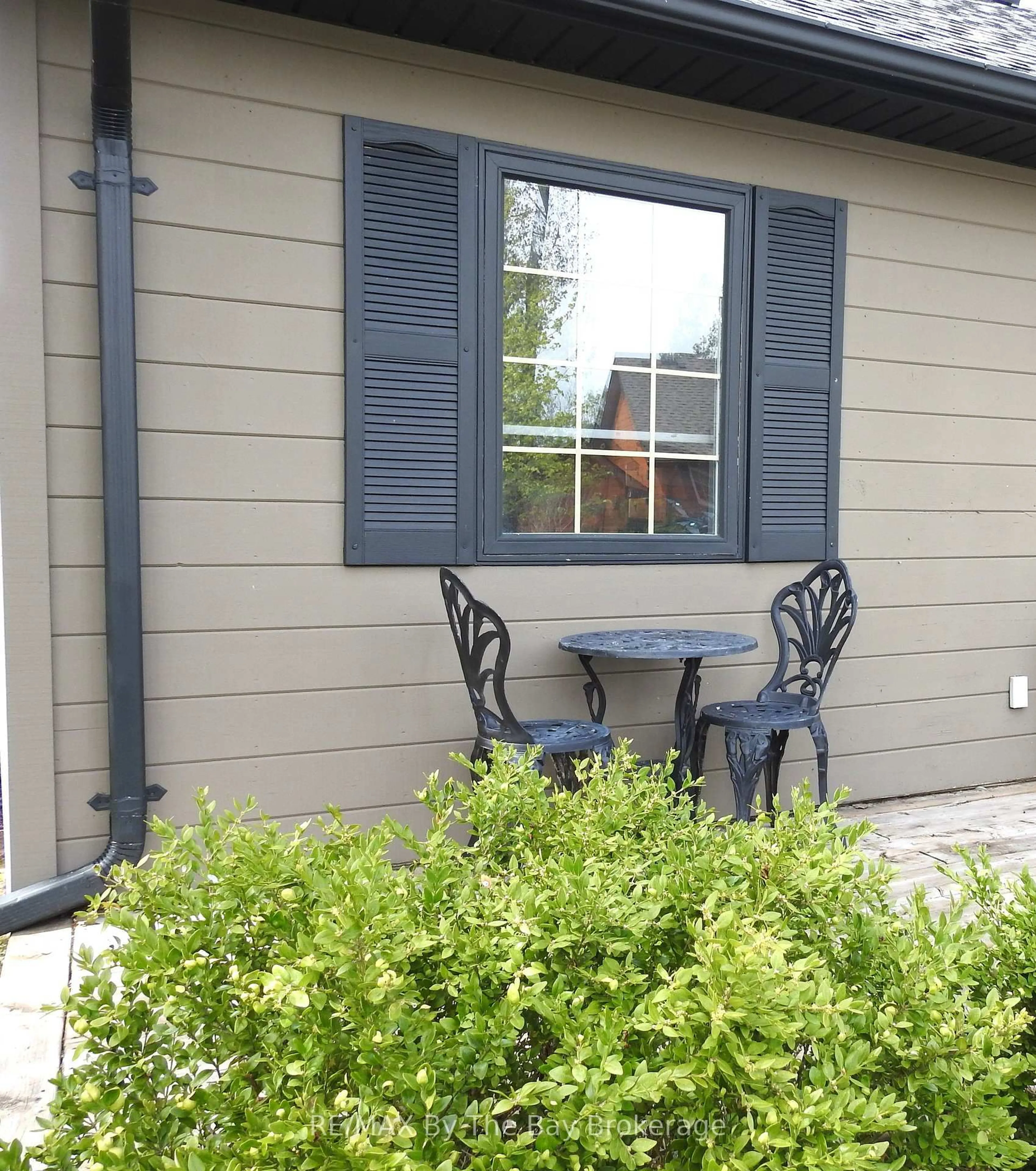 Patio, street for 11 Cabin Cres, Wasaga Beach Ontario L9Z 1X7