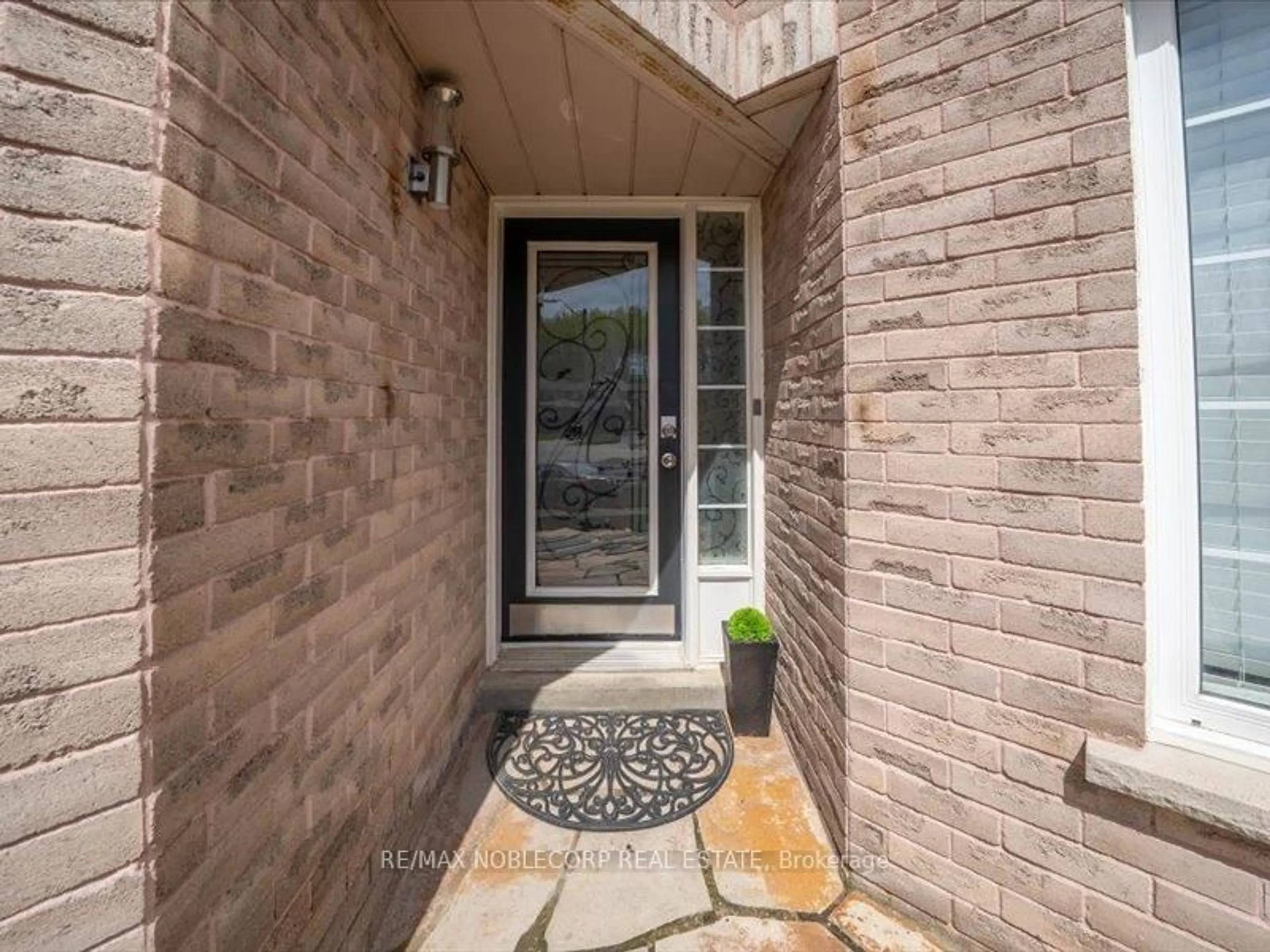 Indoor entryway for 66 Stoneybrook Cres, Barrie Ontario L4N 0A6