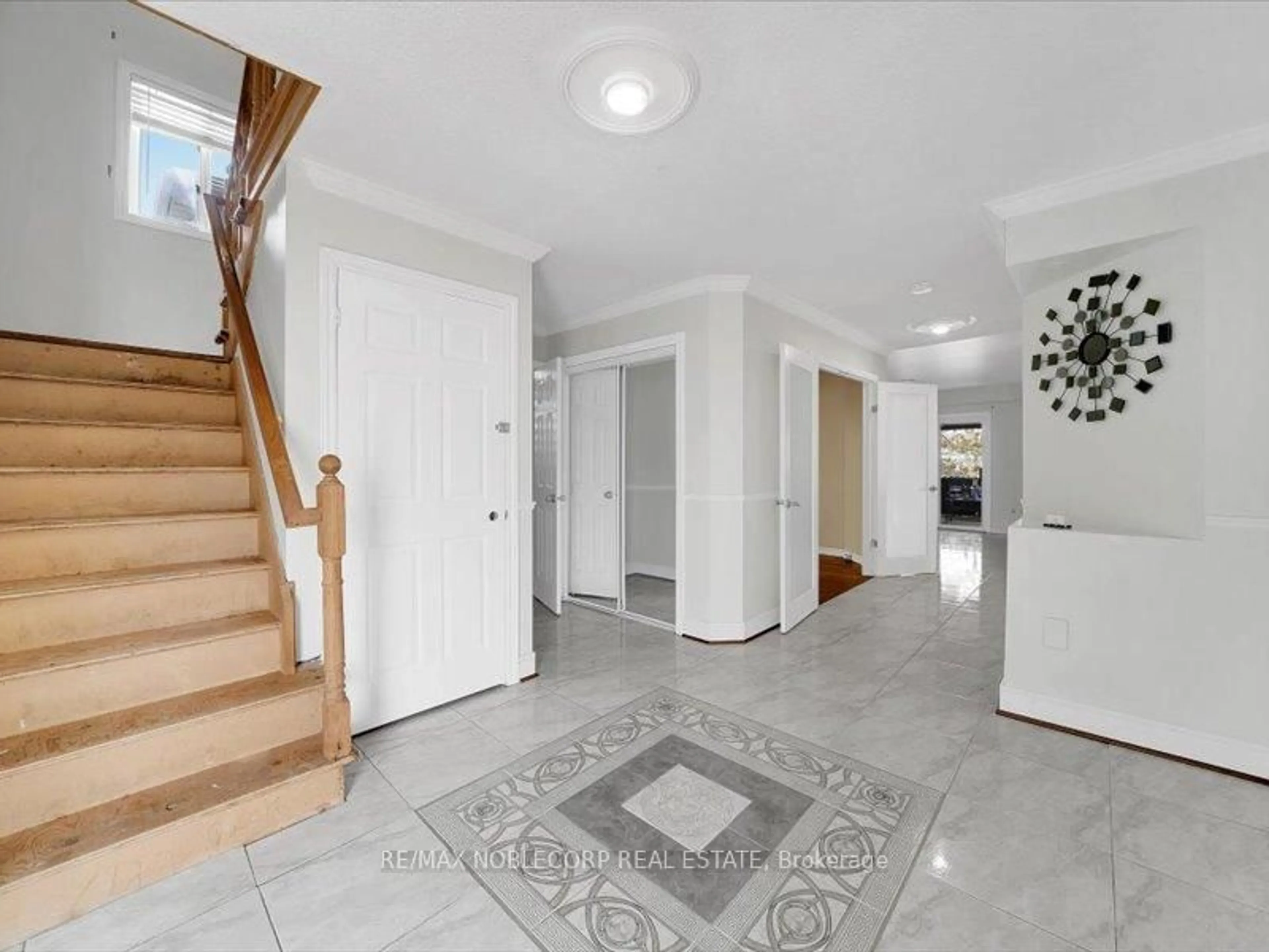 Indoor foyer for 66 Stoneybrook Cres, Barrie Ontario L4N 0A6