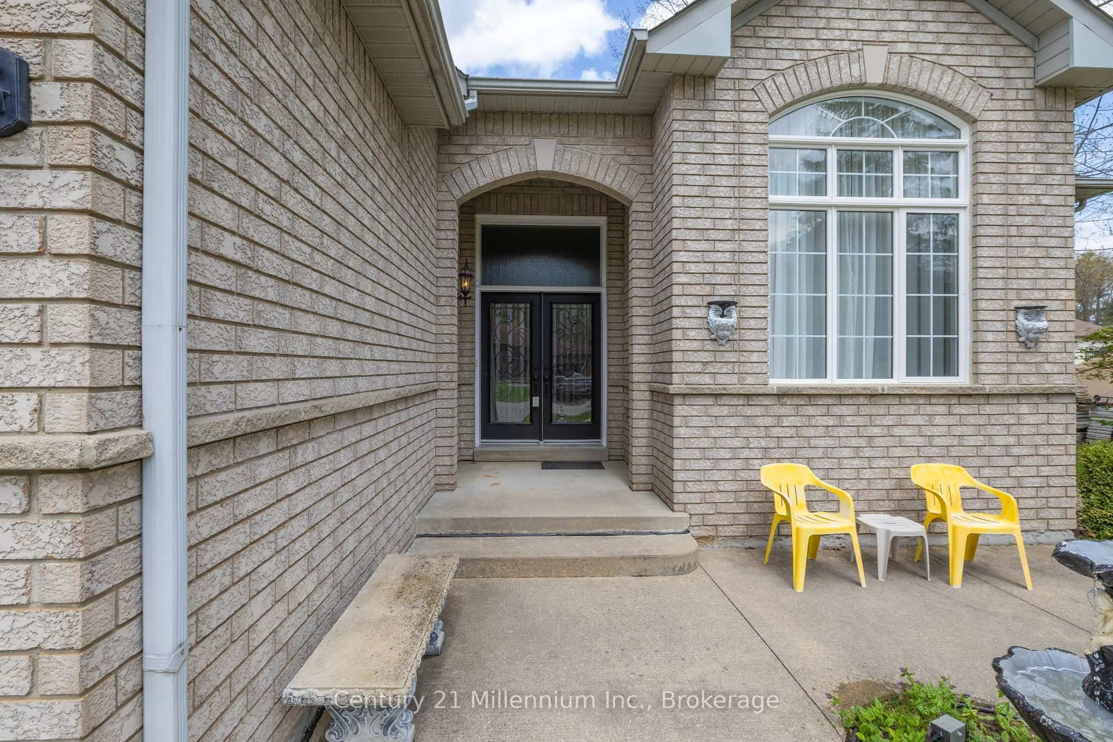 Home with brick exterior material, street for 61 Bush Cres, Wasaga Beach Ontario L9Z 1N1