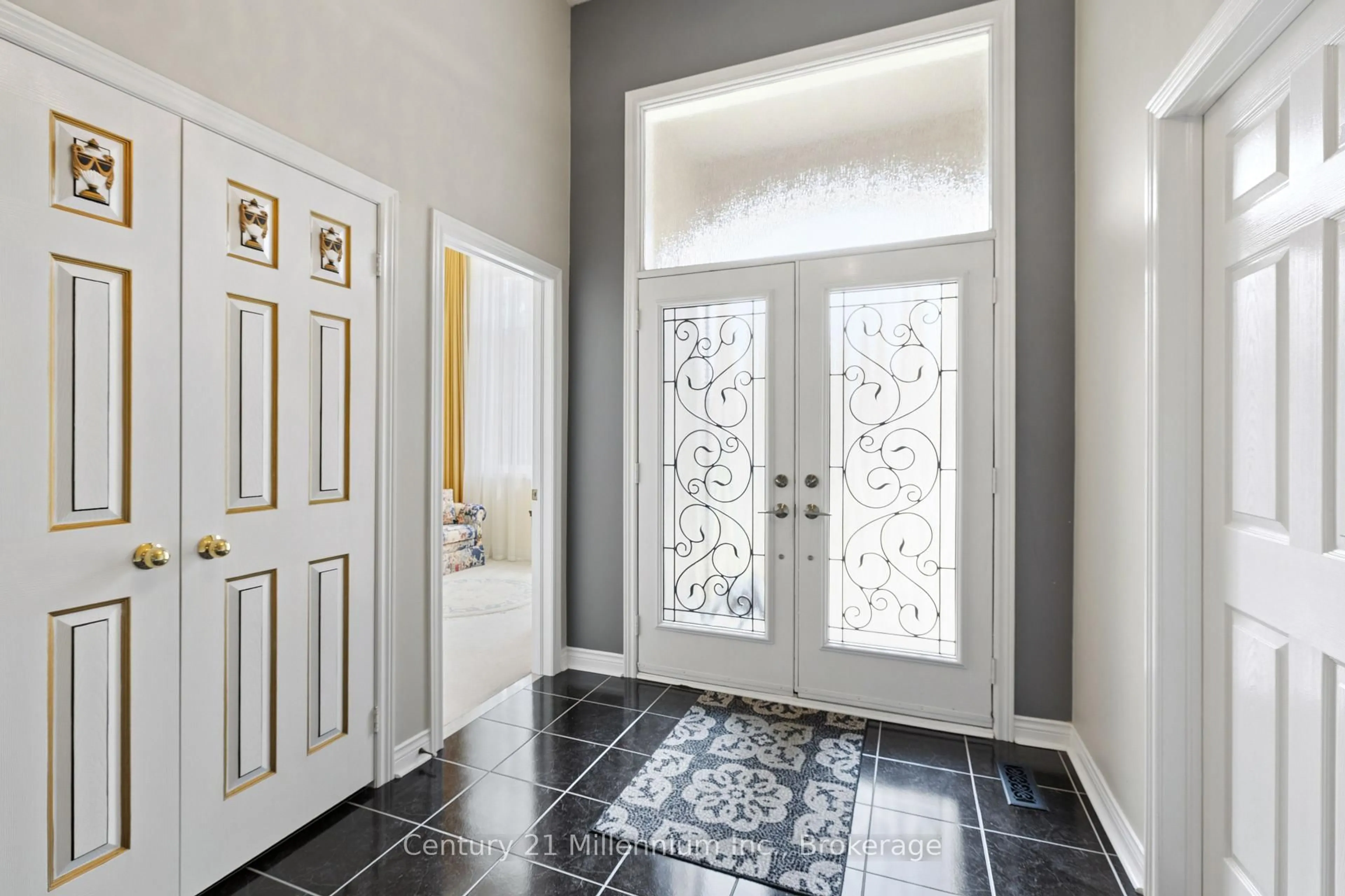 Indoor entryway for 61 Bush Cres, Wasaga Beach Ontario L9Z 1N1