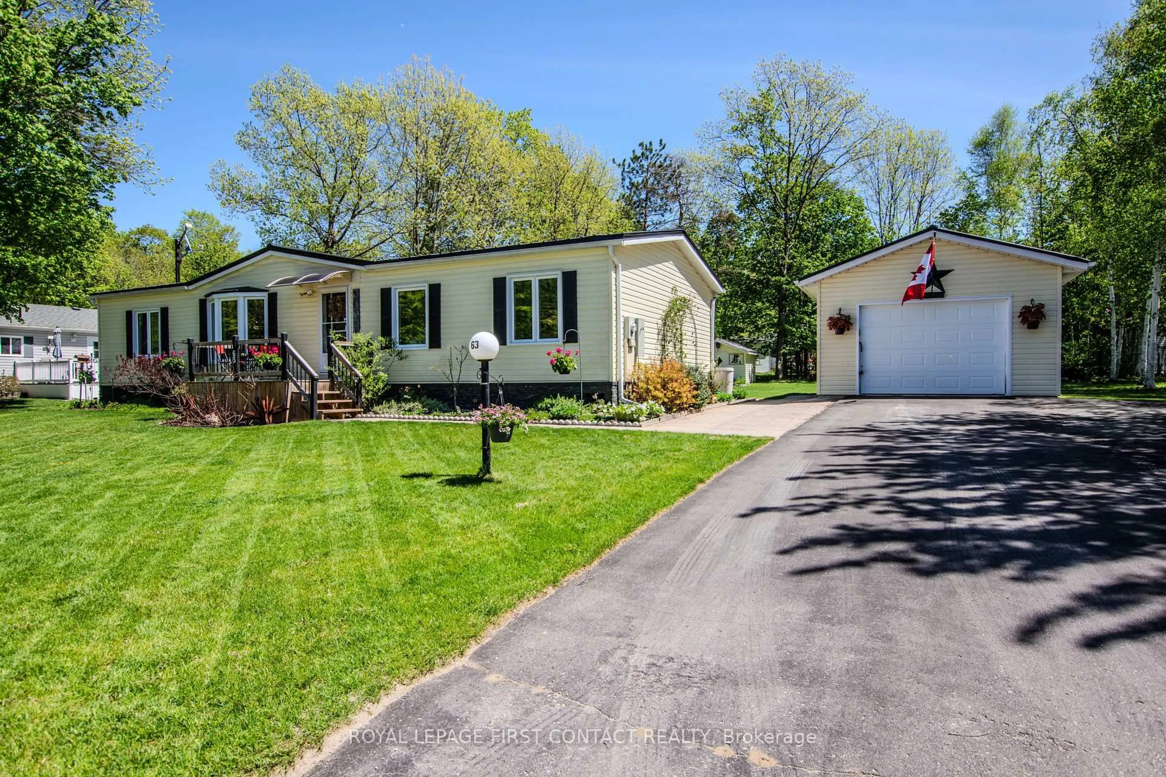 A pic from outside/outdoor area/front of a property/back of a property/a pic from drone, street for 5411 Elliott Sdrd #63, Tay Ontario L4N 4K3